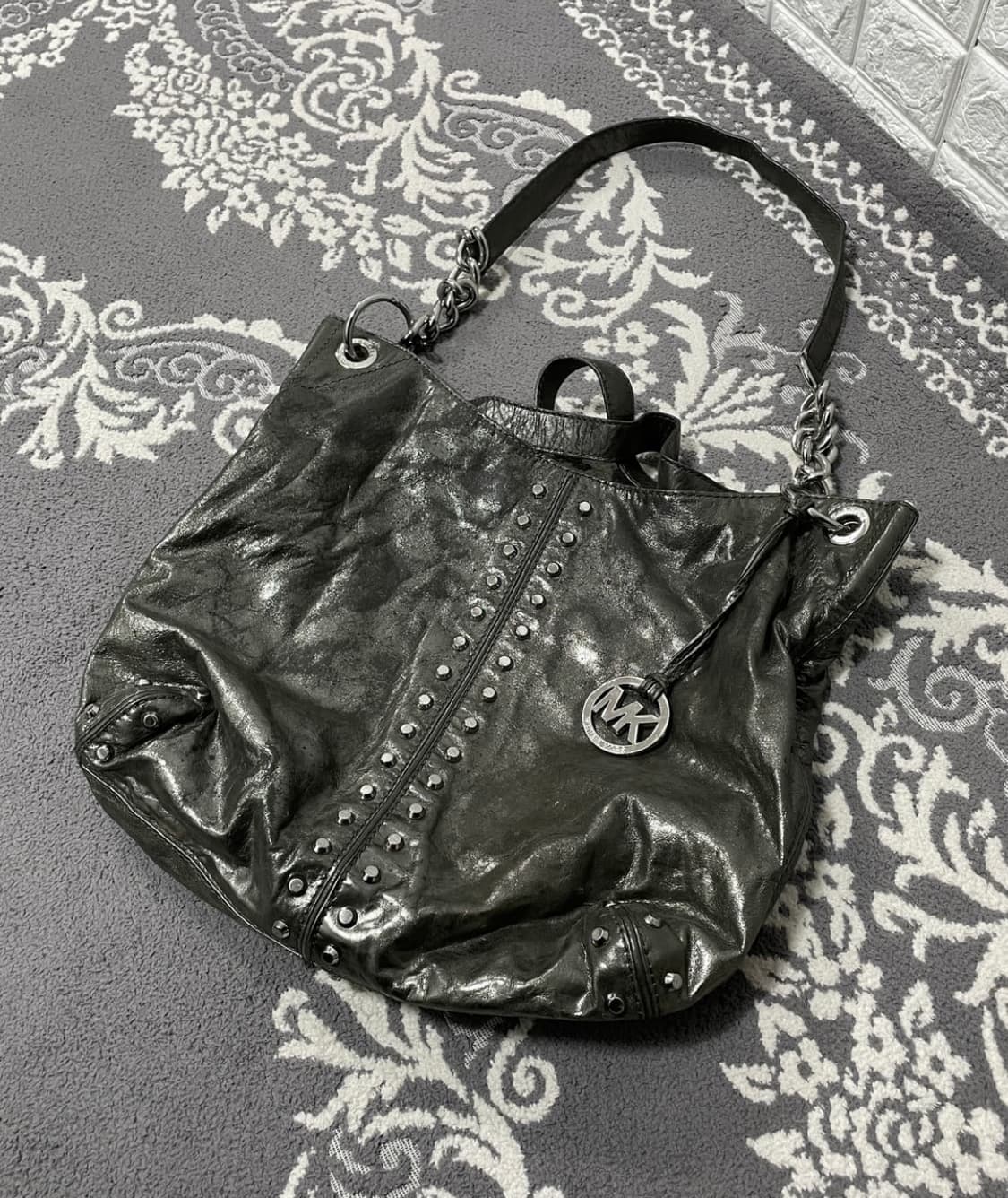 미이클코어스 로고참 스터드백 상품이미지2