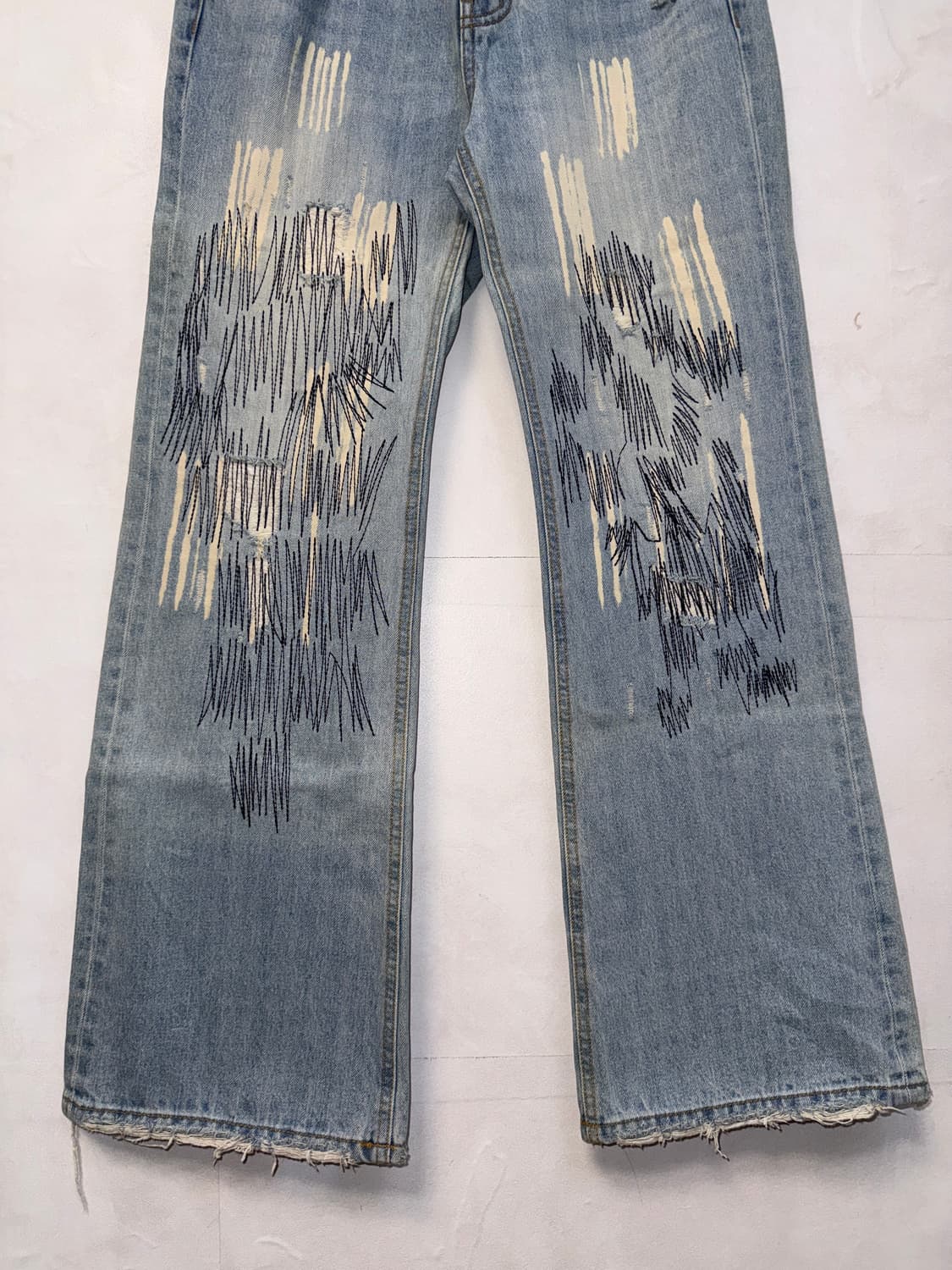 TheOpenProduct EMBROIDERED BLEACHED JEAN 상품이미지3