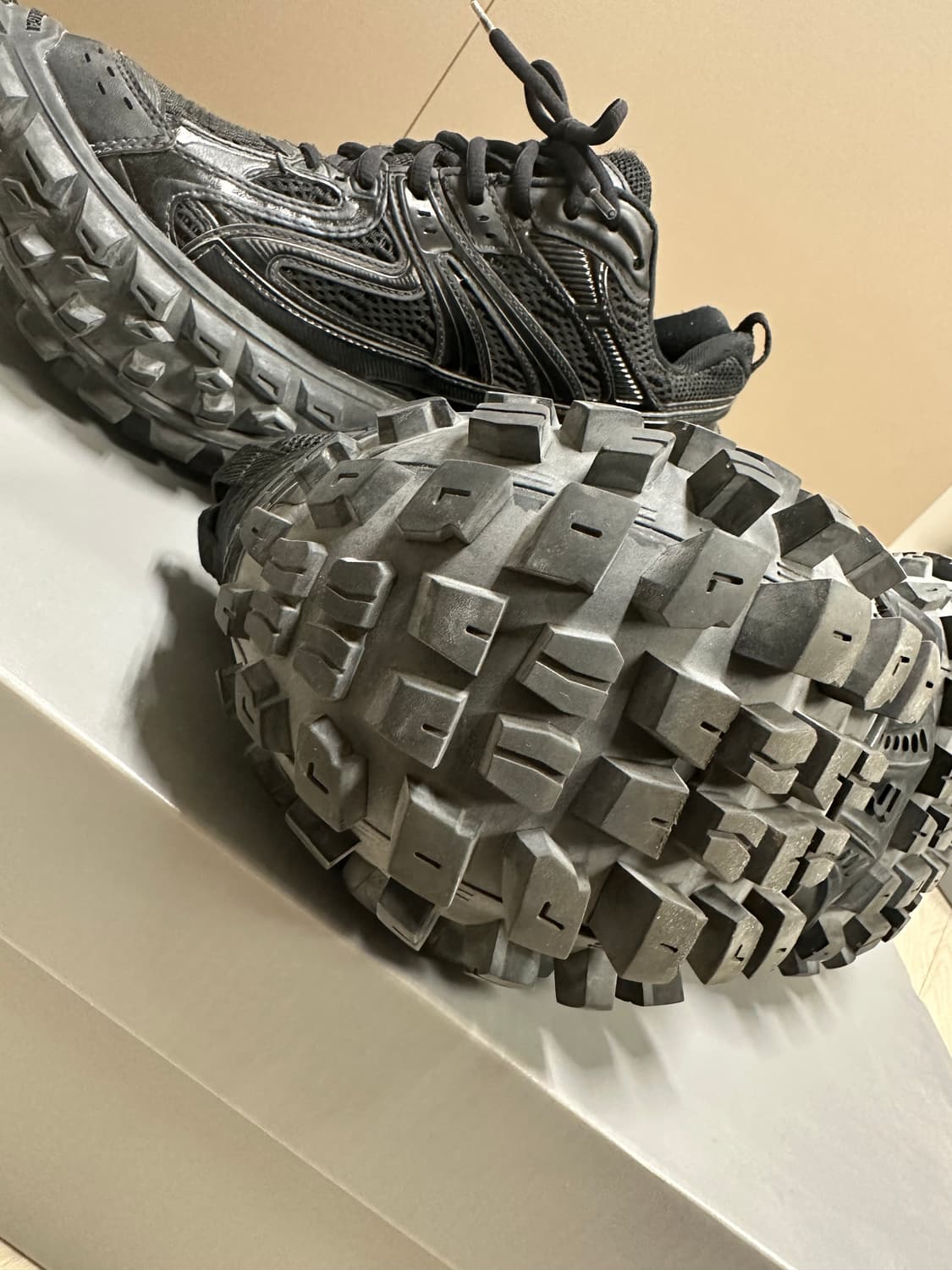 발렌시아가 디펜더 42 블랙 상품이미지10