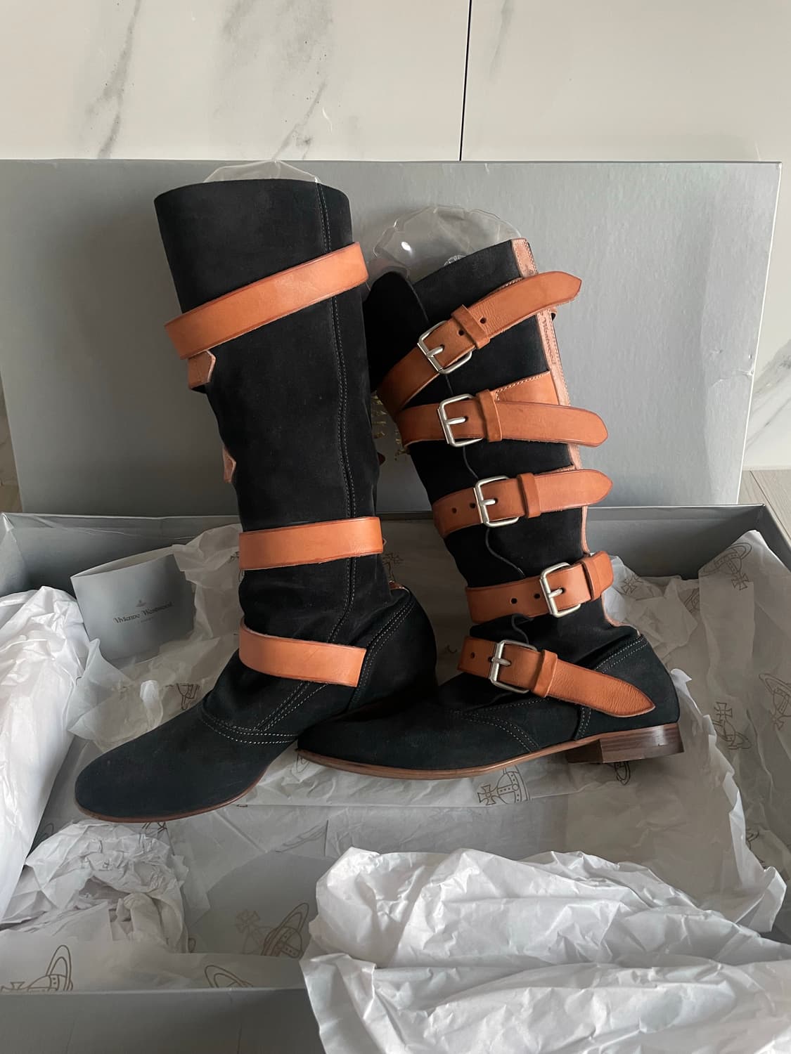 (매장구매) 비비안웨스트 우드 블랙 스웨이드 파일럿부츠 38 상품이미지1