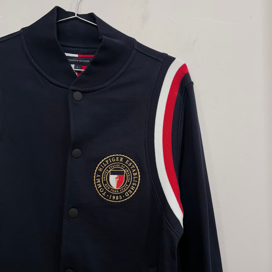 타미힐피거 와펜로고 숄카라 배색 코튼 저지 상품이미지1