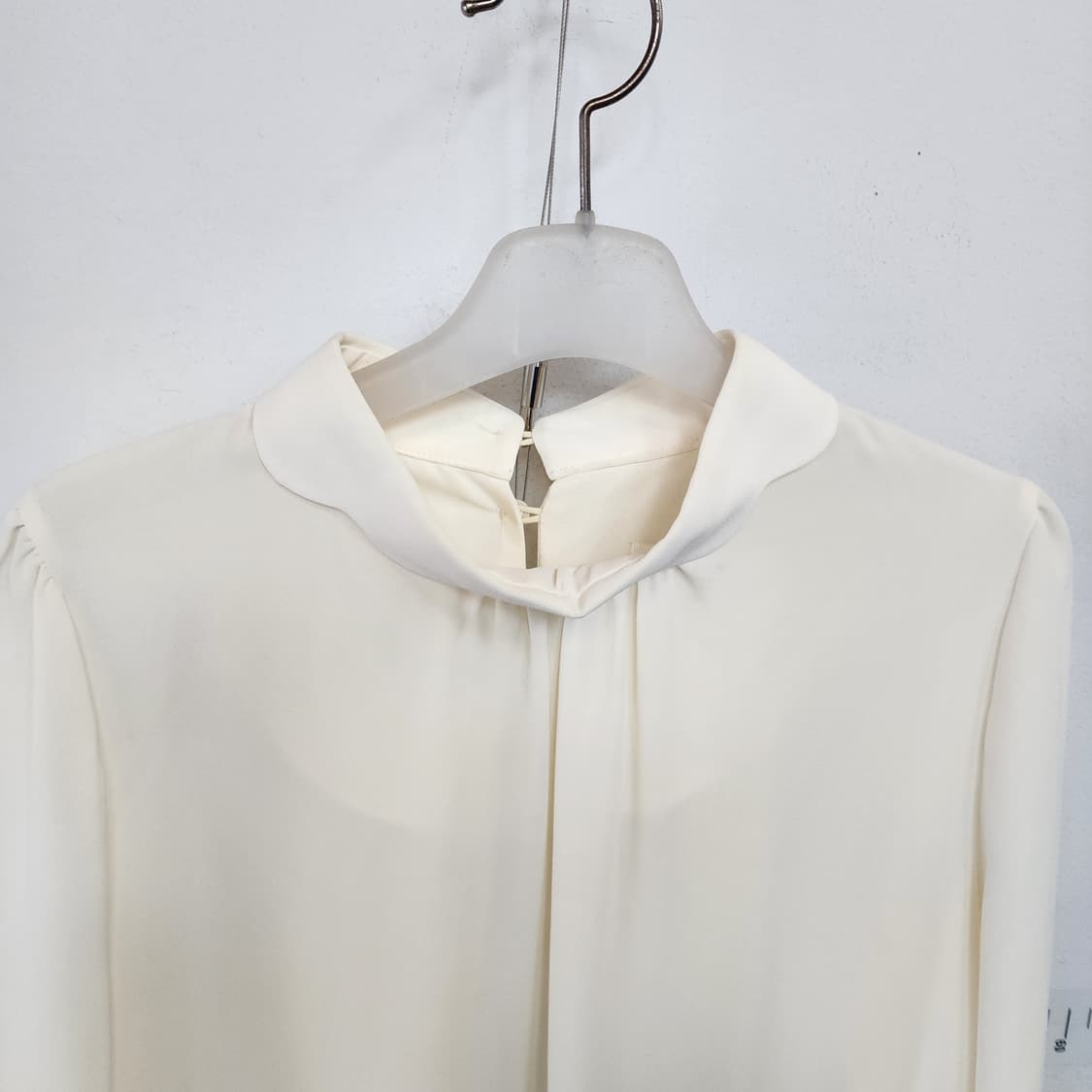 화이트 실키 라운드넥 블라우스 상품이미지2