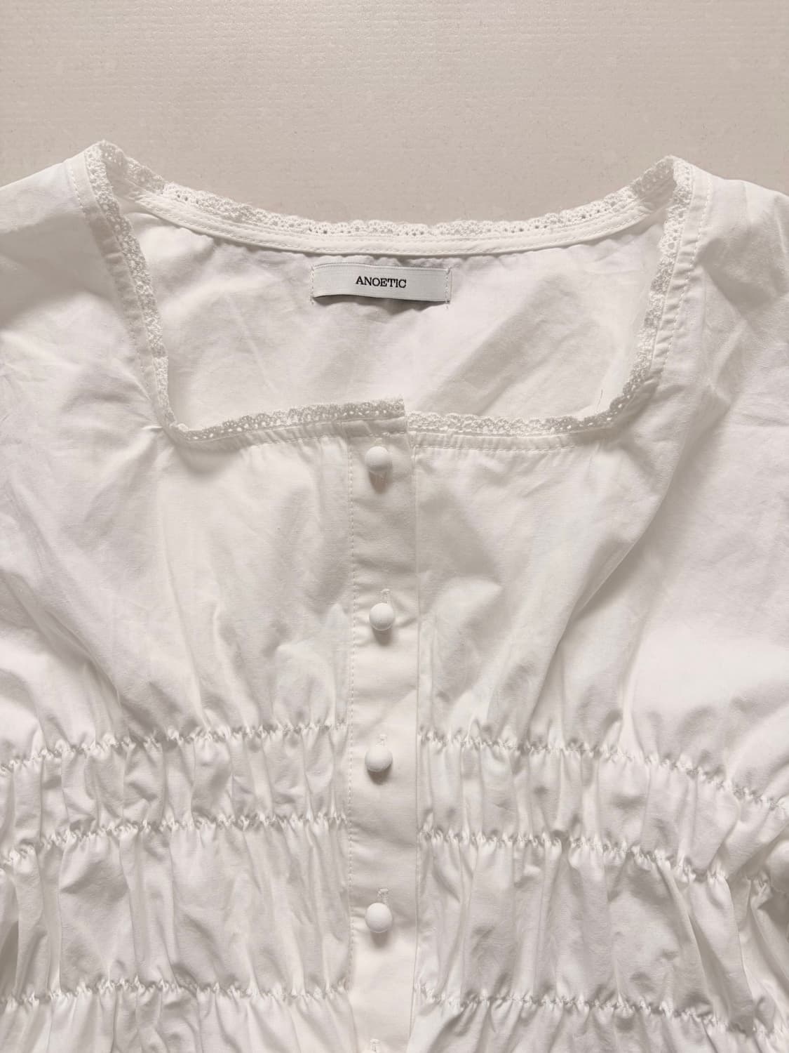 아노에틱 스퀘어넥 셔링 스트링 블라우스 화이트 상품이미지4