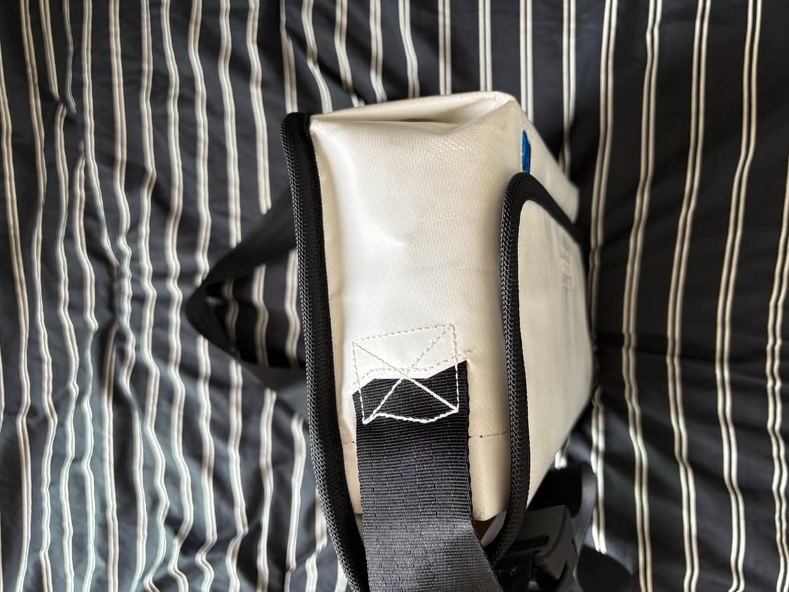 아더에러 스몰 트레이스 이스티 메신저백 상품이미지8