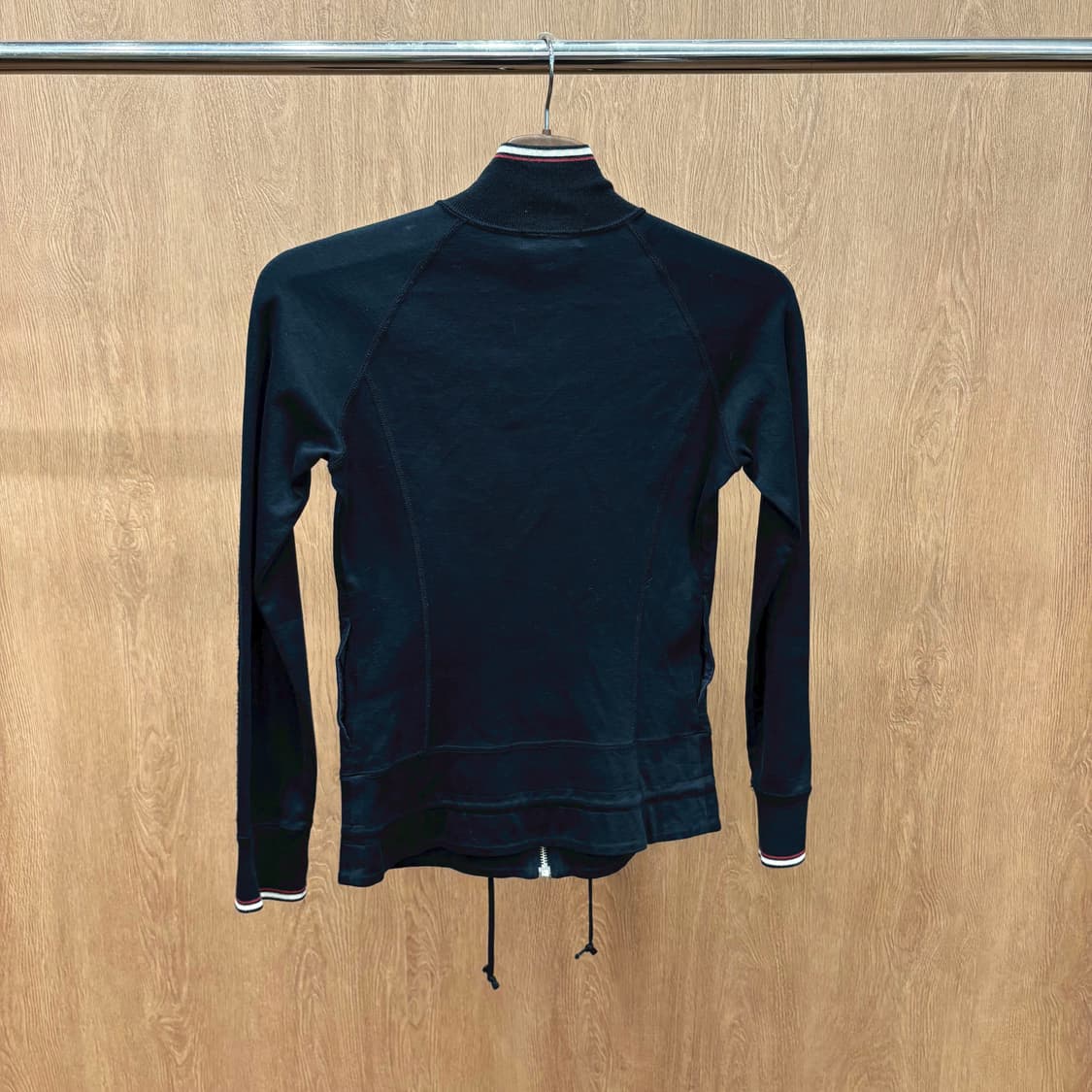 버버리 블루 라벨 하이넥 집업 스웻 자켓 로고 자수 스트링 디테일 블랙 상품이미지3