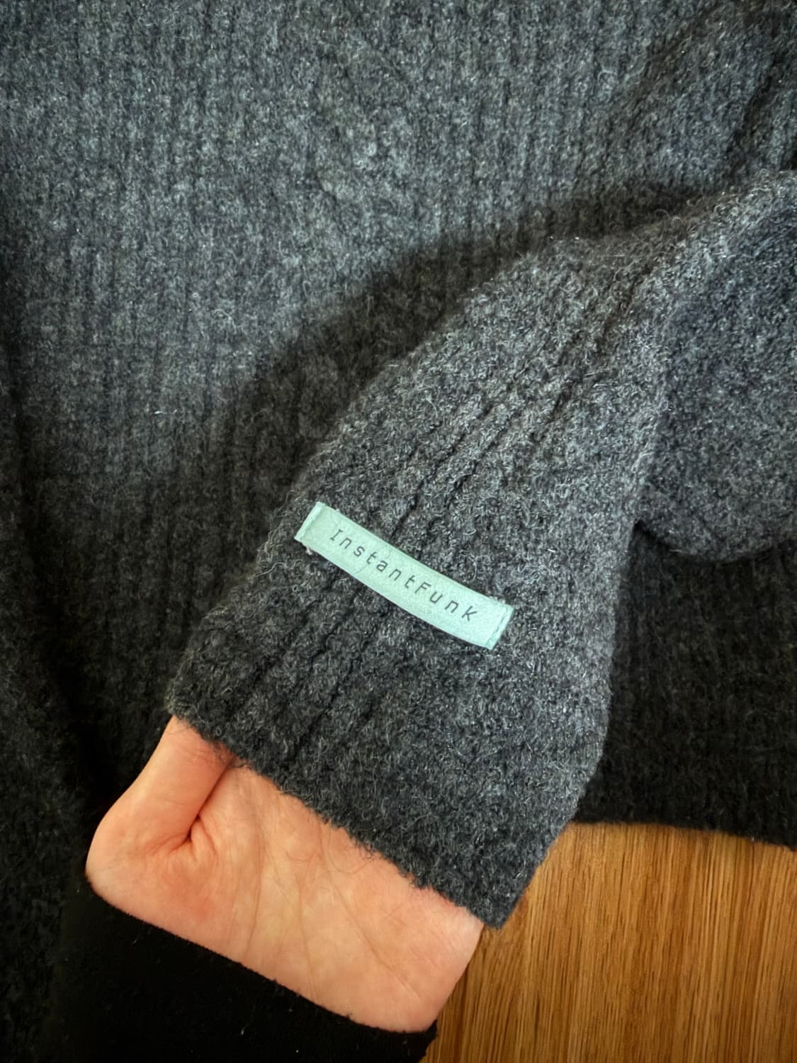 인스턴트펑크 오프숄더 슬림 울 니트 (charcoal) 상품이미지3