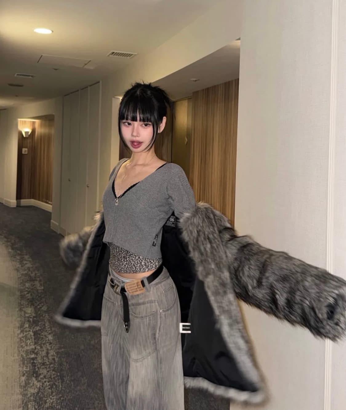 미스테리어스호텔 브이넥 니트 그레이 상품이미지2