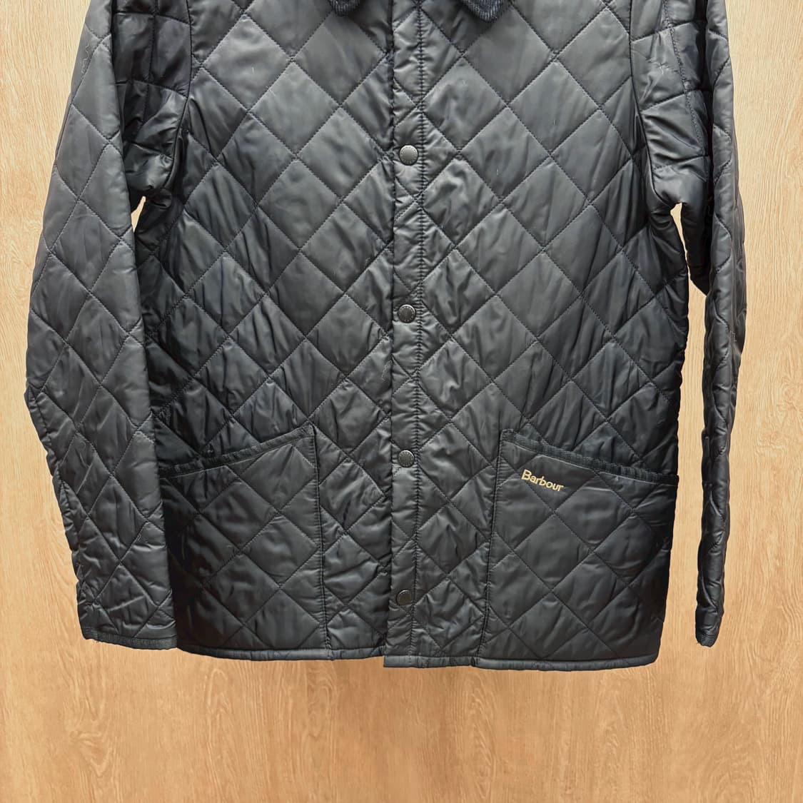 바버 경량 퀄팅 자켓 코듀로이 카라 스냅 버튼 패치 포켓 디테일 블랙 상품이미지5