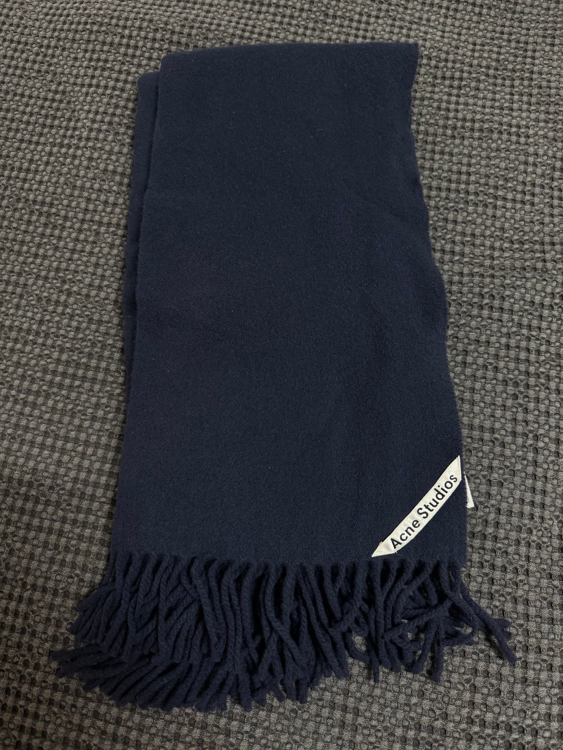 아크네 스튜디오 네이비 머플러 상품이미지2