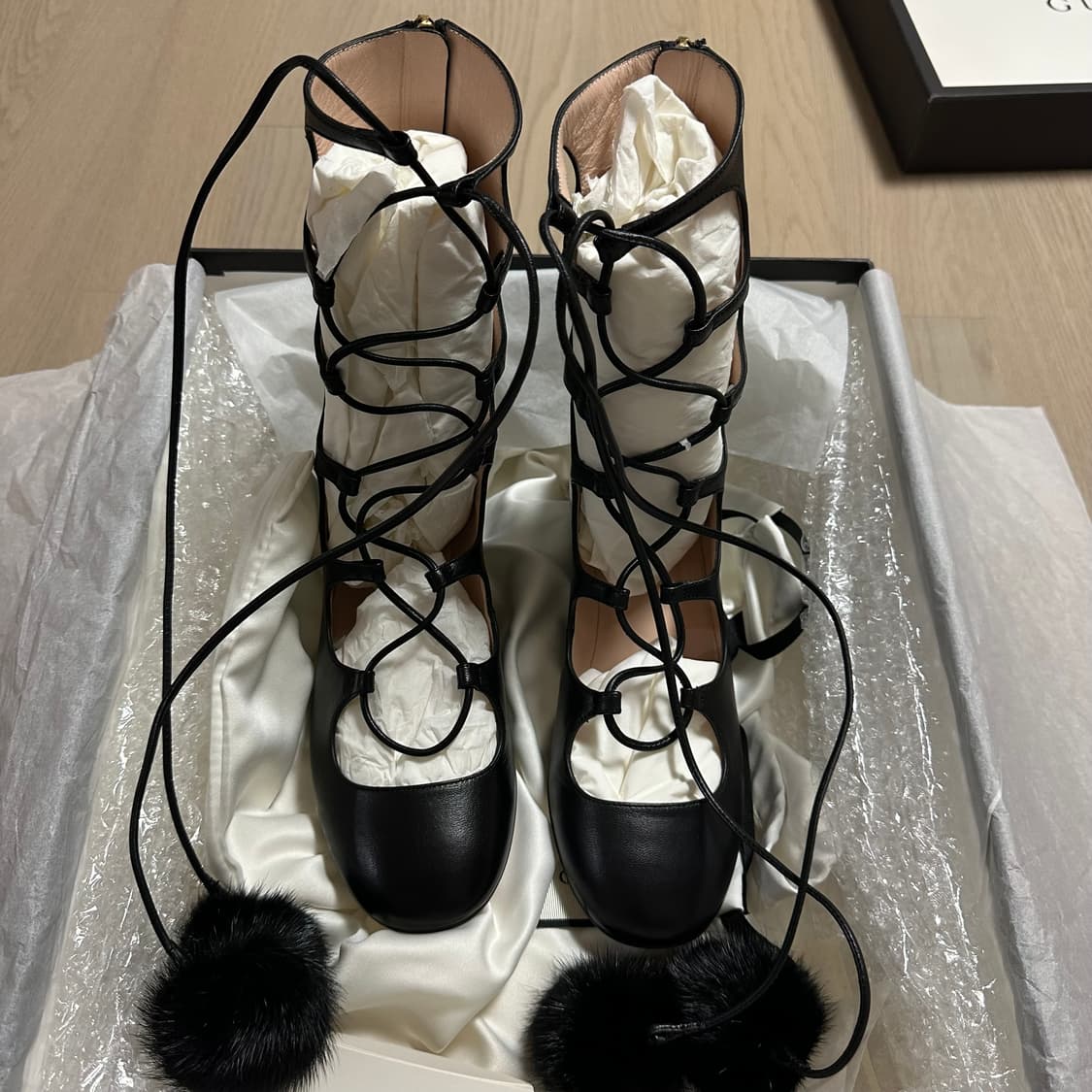 구찌 밍크 폼폼 레이스업 앵클 부 츠 36.5사이즈/새상품(셀럽 착용) 상품이미지1