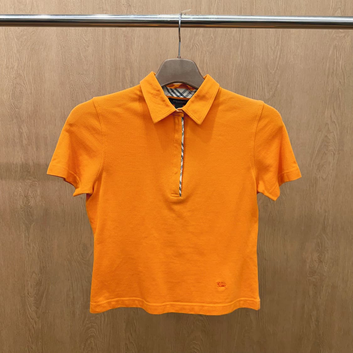 버버리 런던 반팔 티셔츠 카라넥 로고 자수 무지 디테일 슬림핏 오렌지 상품이미지2
