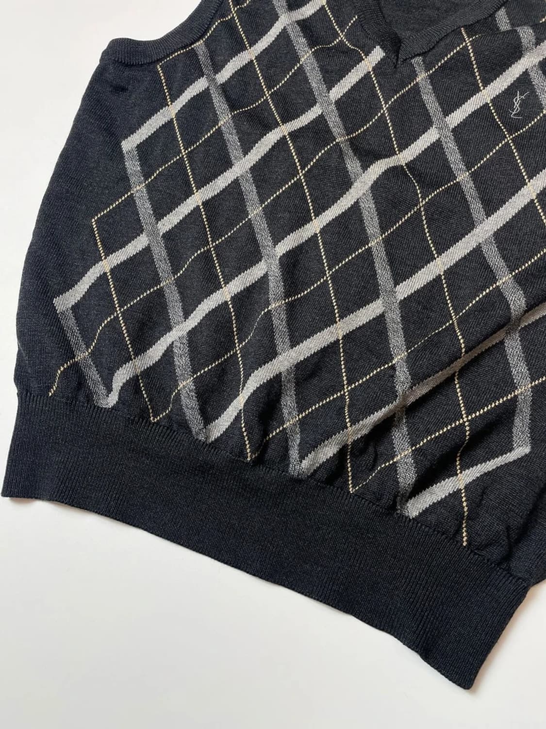 입생로랑 아가일 패턴 브이넥 니트 베스트 PN9389 상품이미지4