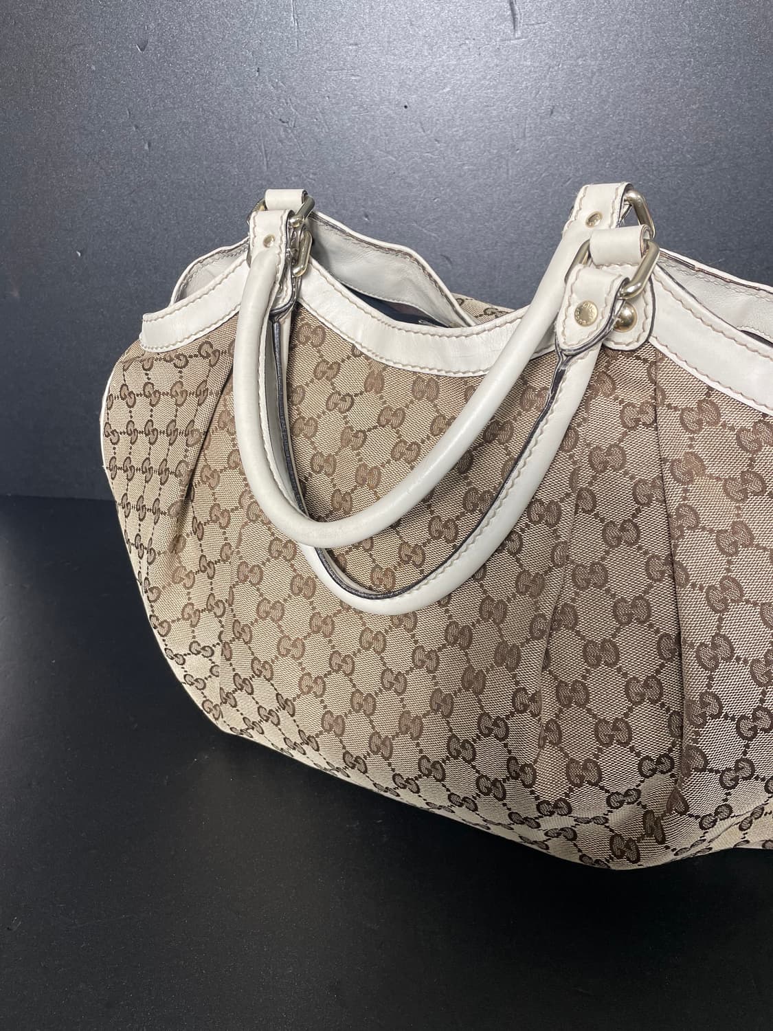 구찌 GG로고 자가드 아이보리 레더 트리밍 금장 수키 토트백 상품이미지4