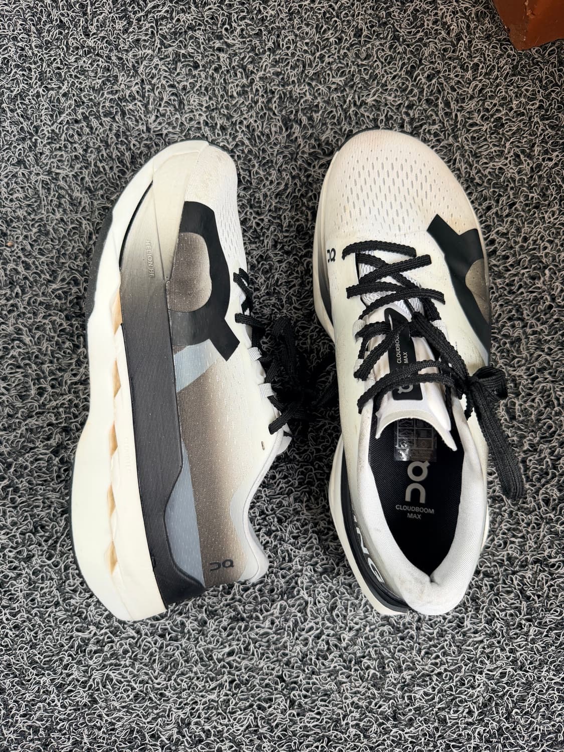 온러닝 클라우드붐 맥스 화이트 블랙 (On Running Cloudboo 상품이미지5