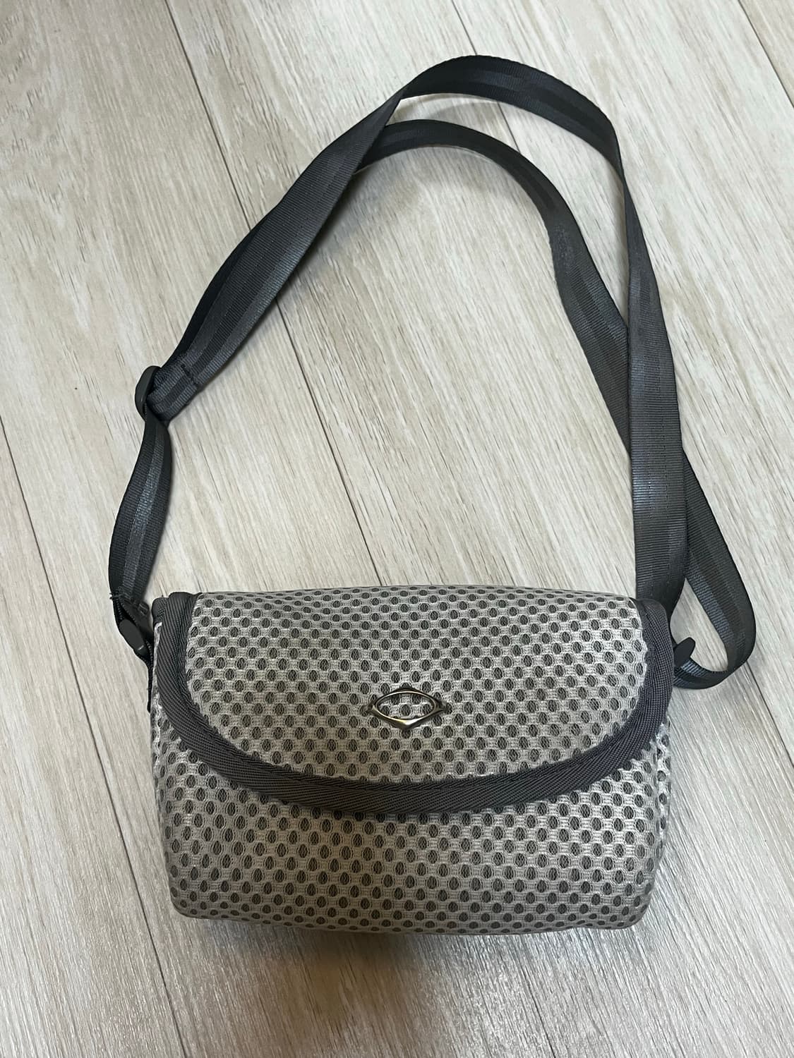 미스치프 크로스백 상품이미지1