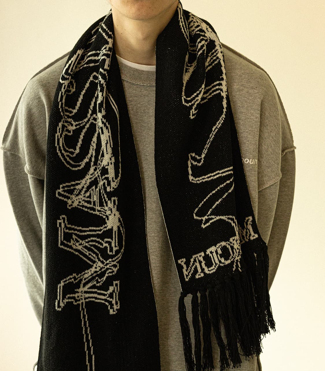 매스노운 레터링 테슬 머플러 블랙 상품이미지1