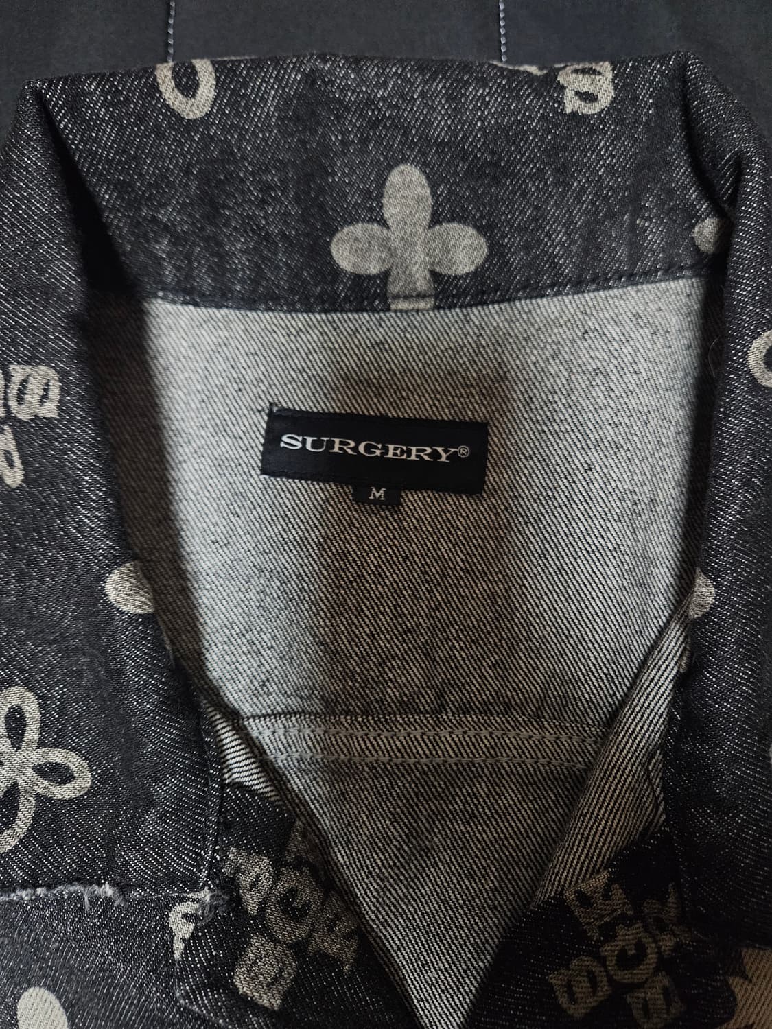 써저리 모노그램 클로버 트러커자켓 블랙 데님 M 상품이미지4