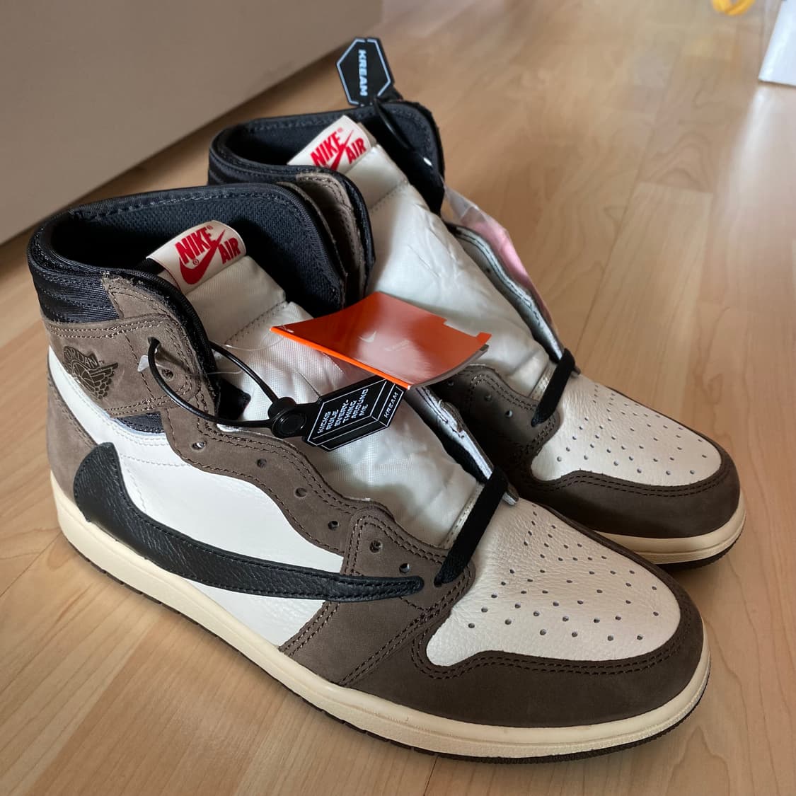 275) 조던 1 트래비스 스캇 하이 모카 OG (새상품) 상품이미지3