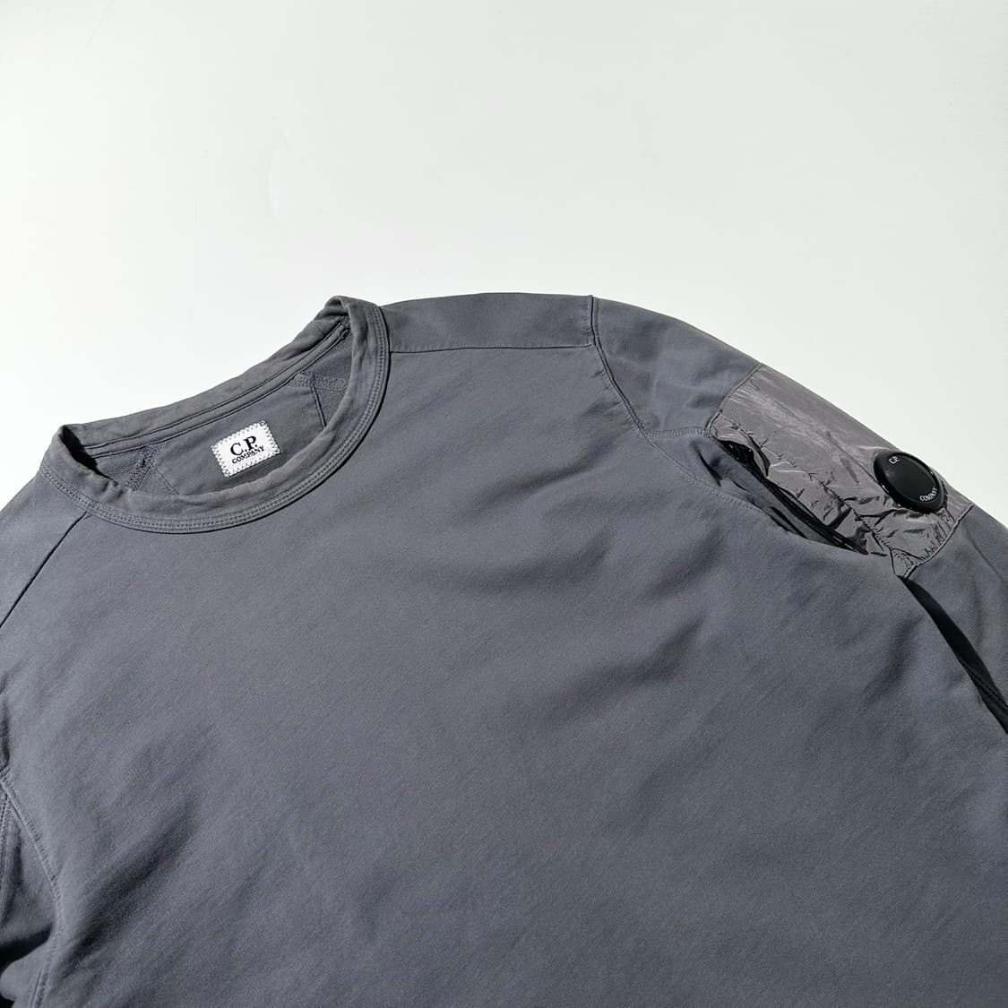 (매장판) CP컴퍼니 사이드 렌즈 포켓 맨투맨 상품이미지3