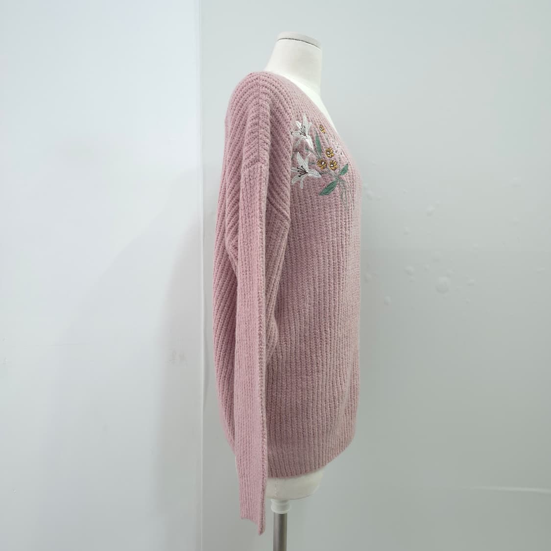 INGNI 플라워 자수 브이넥 루즈 니트 상품이미지2