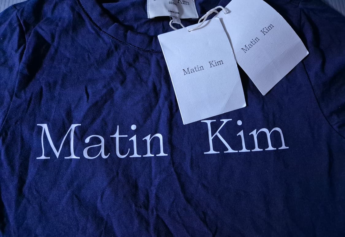 (새상품) 마뗑킴 로고 크롭탑 네이비 상품이미지4