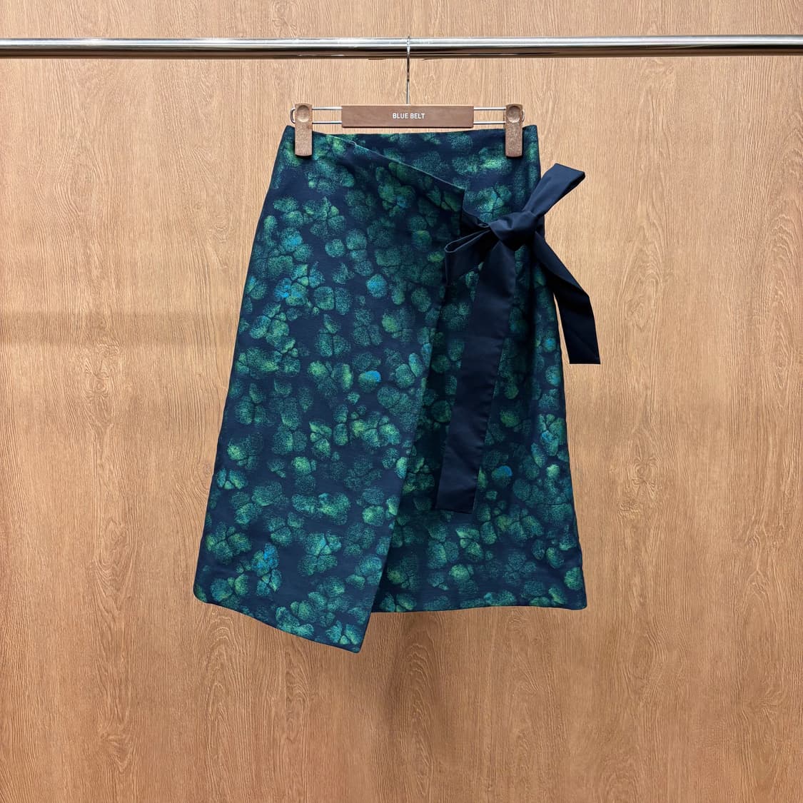 코스 미디 랩 스커트 플로럴 패턴 프린트 리본 스트랩 디테일 그린 네이비 상품이미지2