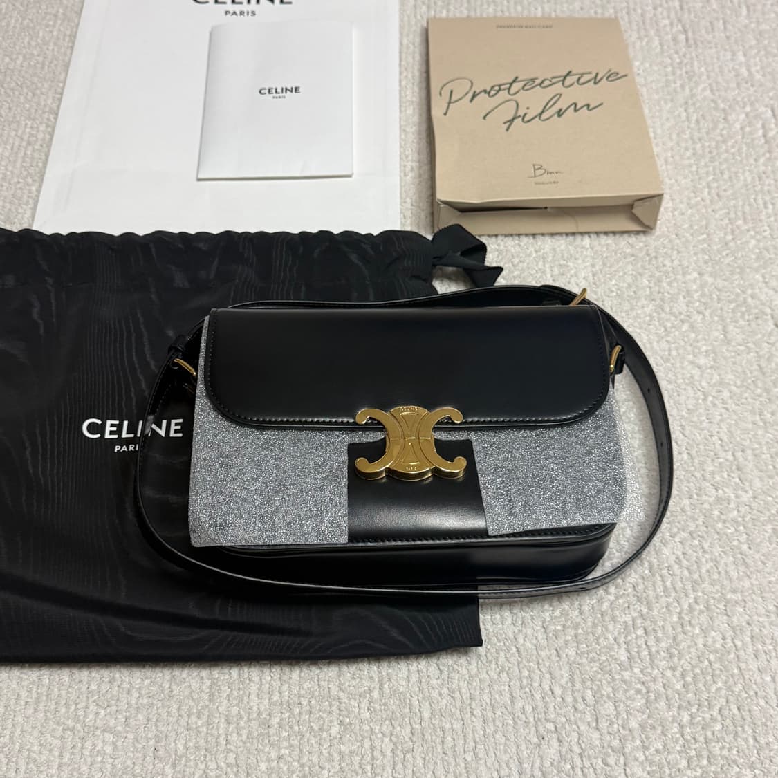 셀린느 클래식 트리옹프 백 샤이니 카프스킨 블랙 상품이미지6