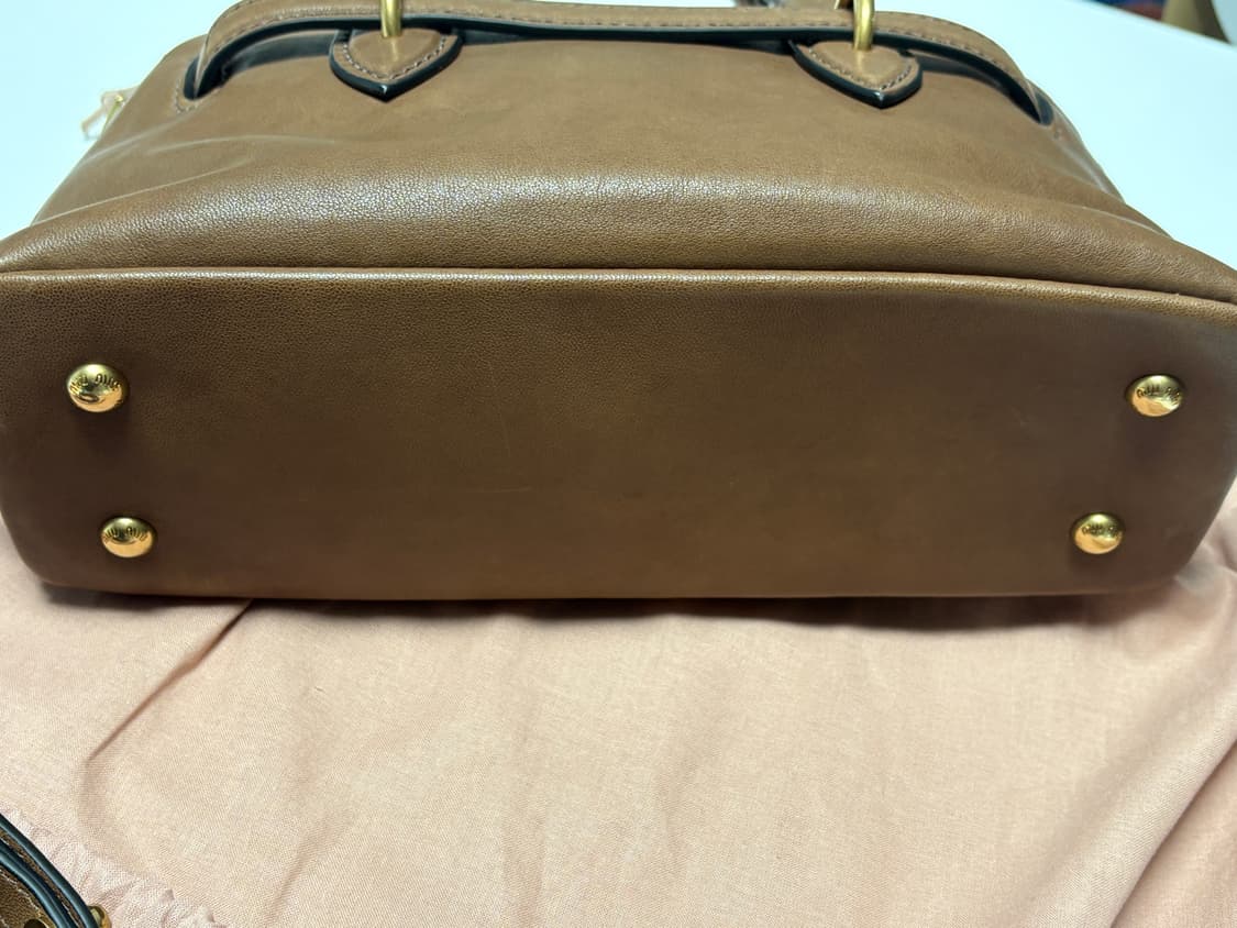 미우미우 아방뛰르 나파 가죽 탑 핸들 백 상품이미지8