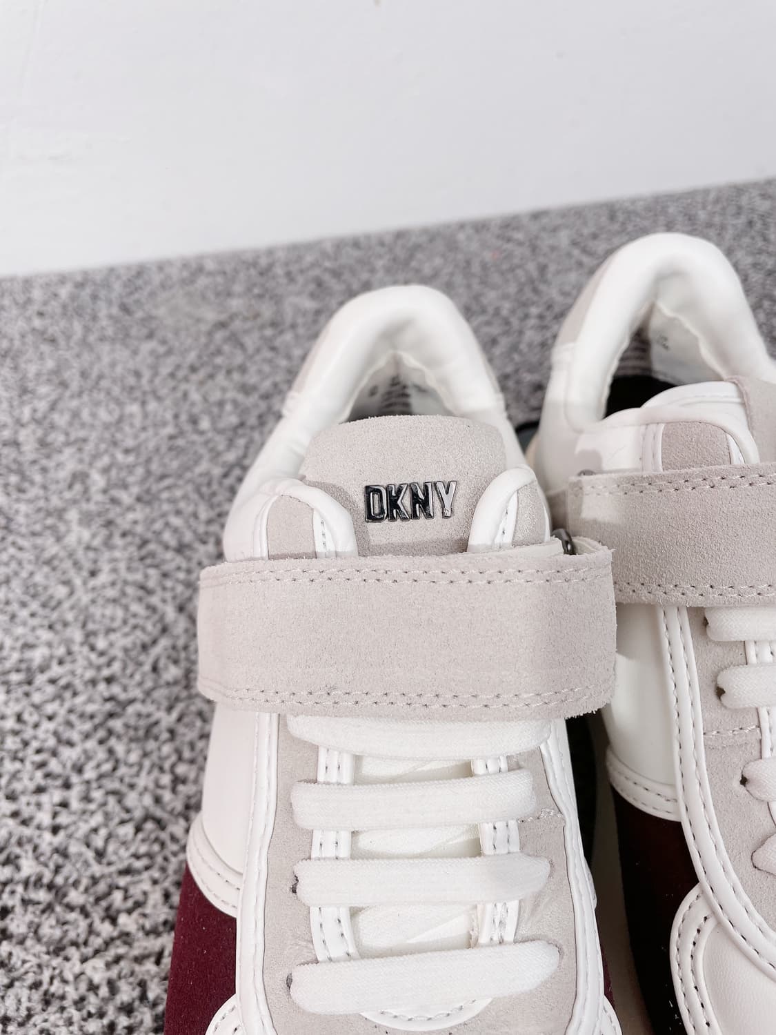 (정품/새상품) DKNY 여성 스웨이드 레더 벨크로 스니커즈 상품이미지2