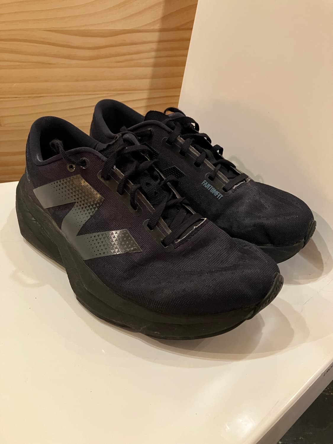 뉴발란스 러닝화 퓨어셀 레벨 v4 블랙 그래픽 상품이미지1