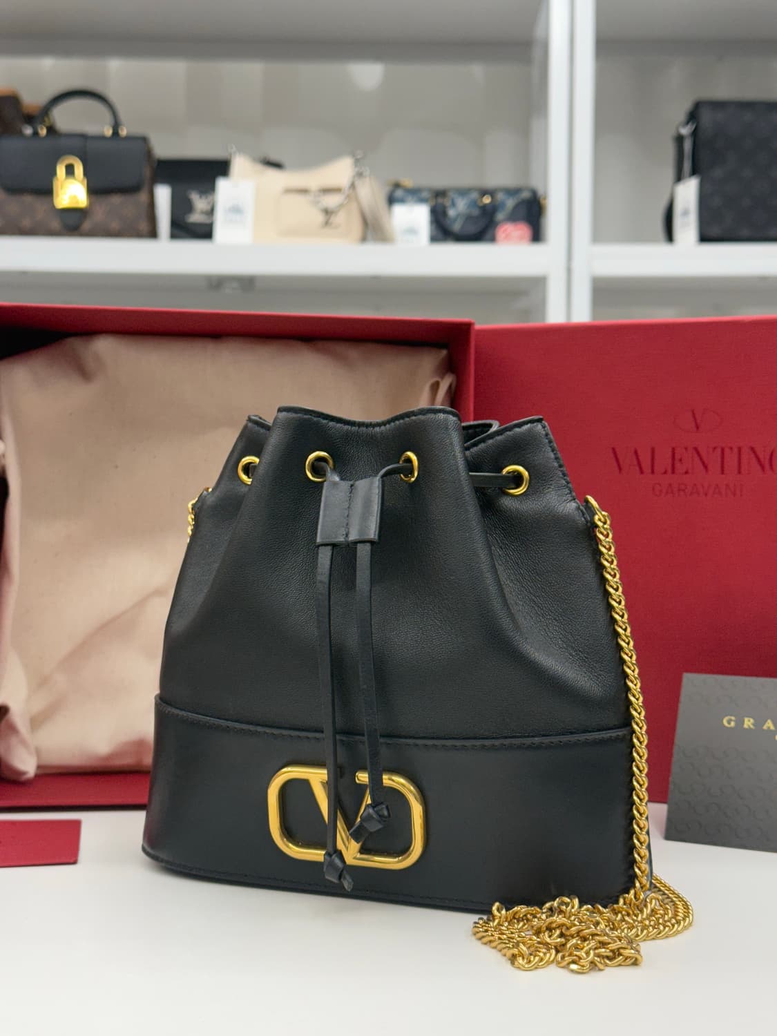 [미니] 발렌티노 시그니처 체인 버킷백 상품이미지1