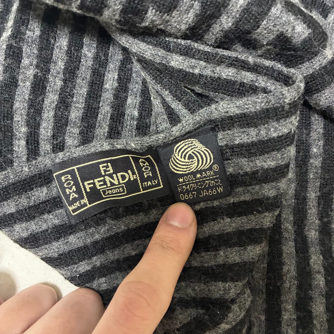 펜디 FENDI 주카 패턴 스트라이프 울 머플러 상품이미지3