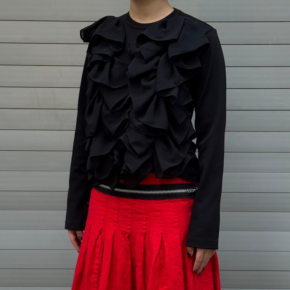 Ruffle Long Sleeve Black Tee 상품이미지6