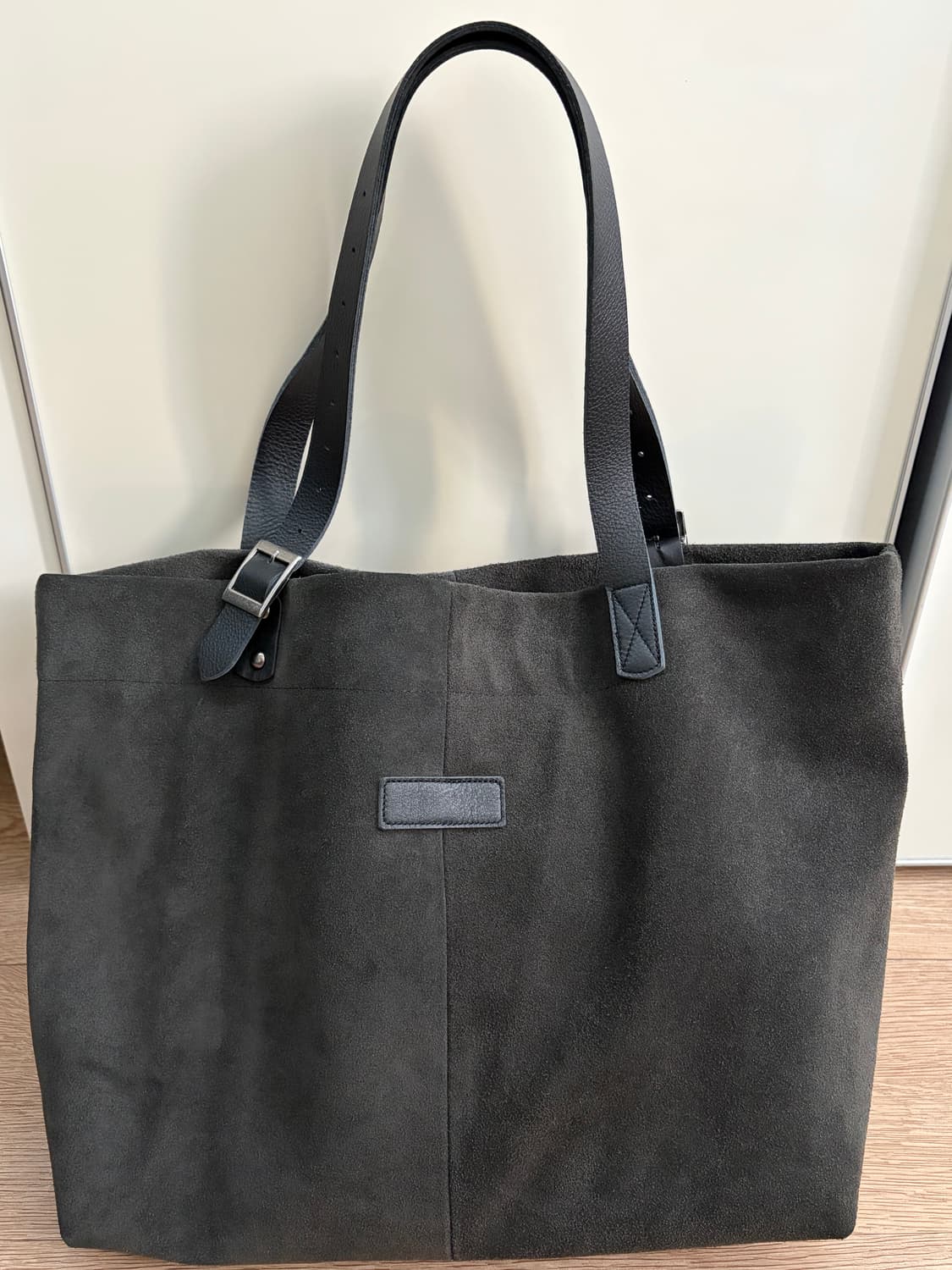 해칭룸 스웨이드 토트백 Dark Charcoal 상품이미지1