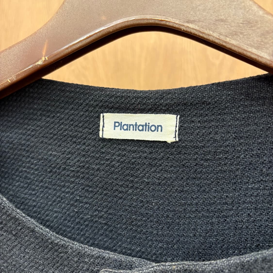 이세이미야케 플랜테이션 7부 코튼 린넨 롱 자켓 후면 핀턱 디테일 차콜 상품이미지6