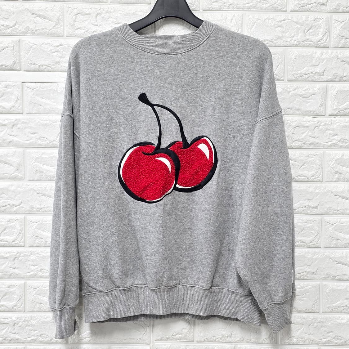 택포// XL 키르시 체리 맨투맨  상품이미지1