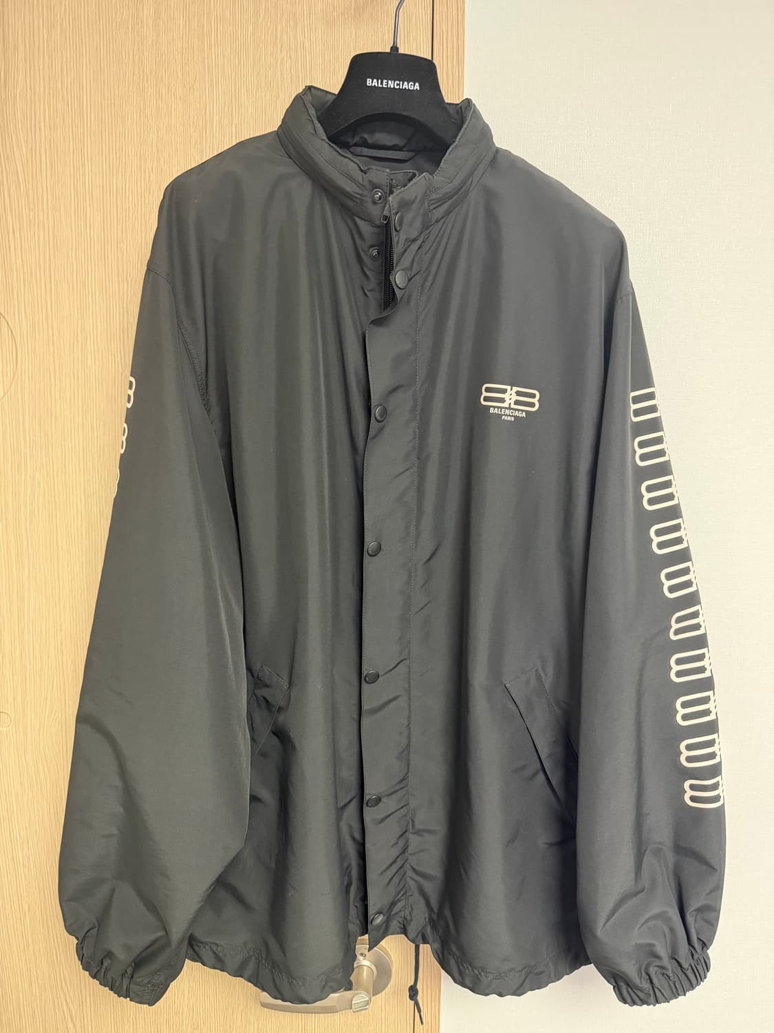 발렌시아가 BB로고 바람막이 상품이미지1