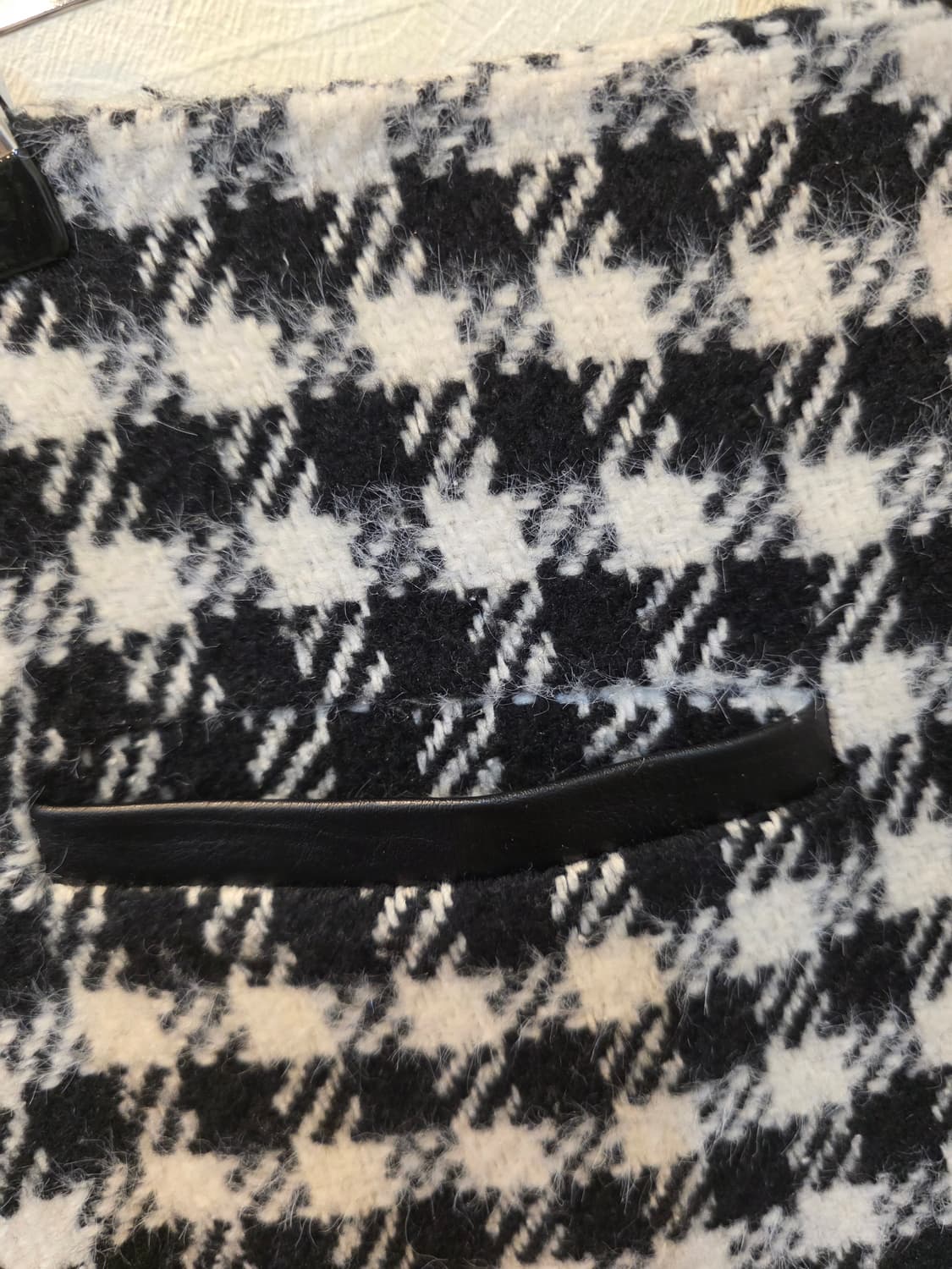 위아  블랙 하운드투스 체크패턴 울혼방스커트 상품이미지3