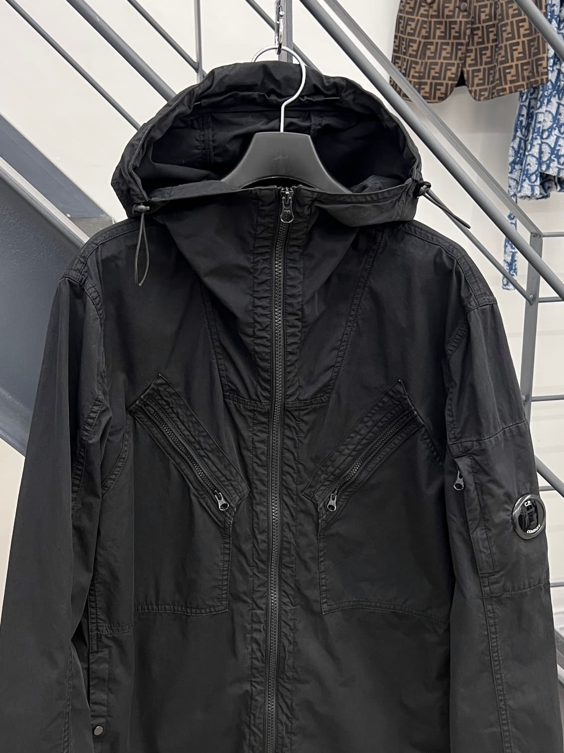 CP컴퍼니 렌즈 와펜 블랙 하이넥 후드 자켓 상품이미지2