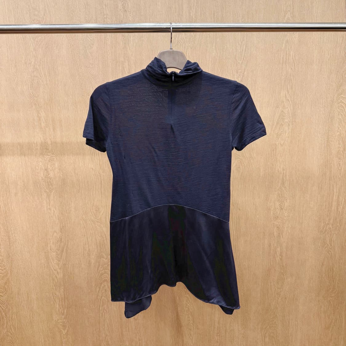 브루넬로 쿠치넬리 터틀넥 반팔 니트 실크 레이어드 플레어 디테일 네이비 상품이미지3