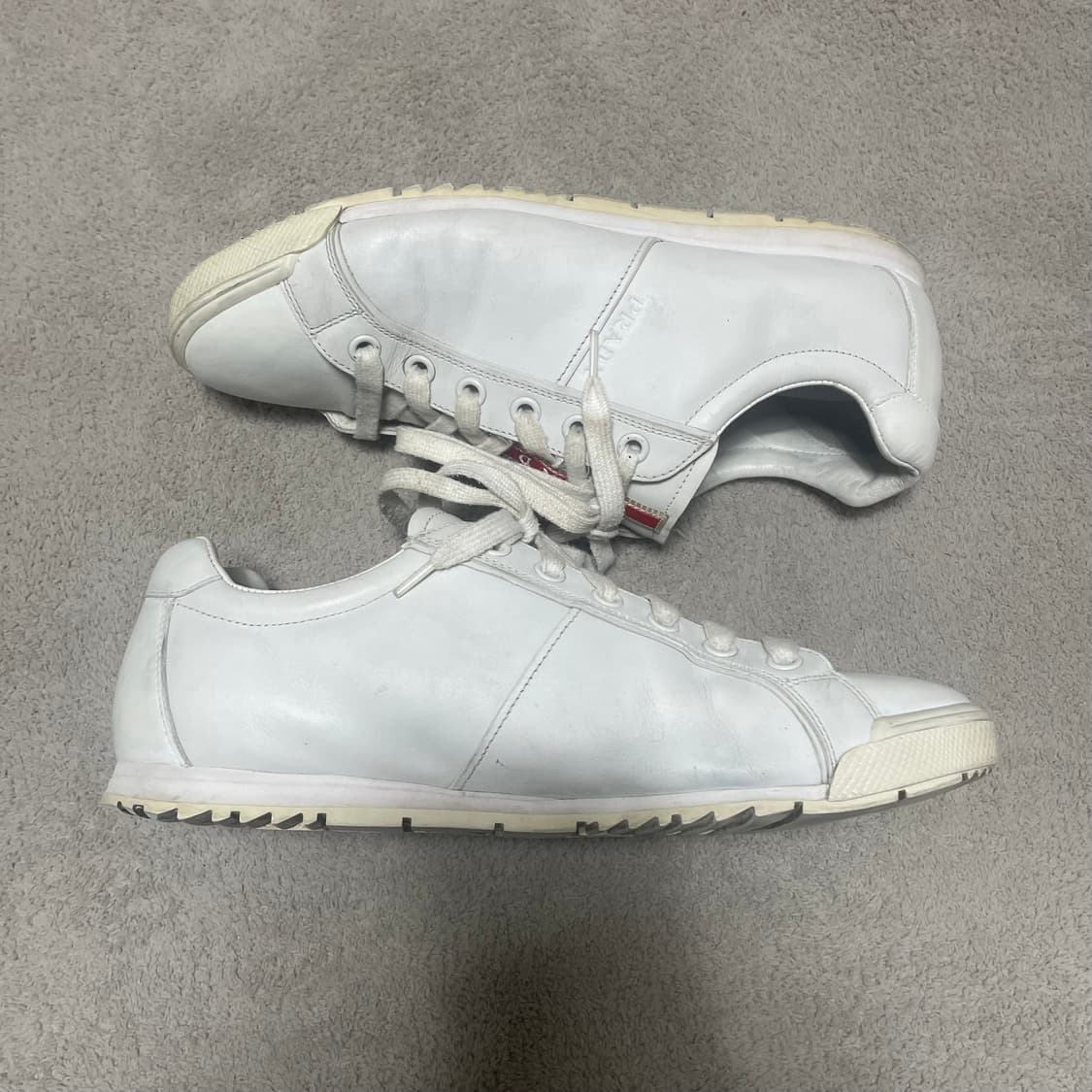 285) 프라다 스포츠 레더 로고 스니커즈 화이트 상품이미지2