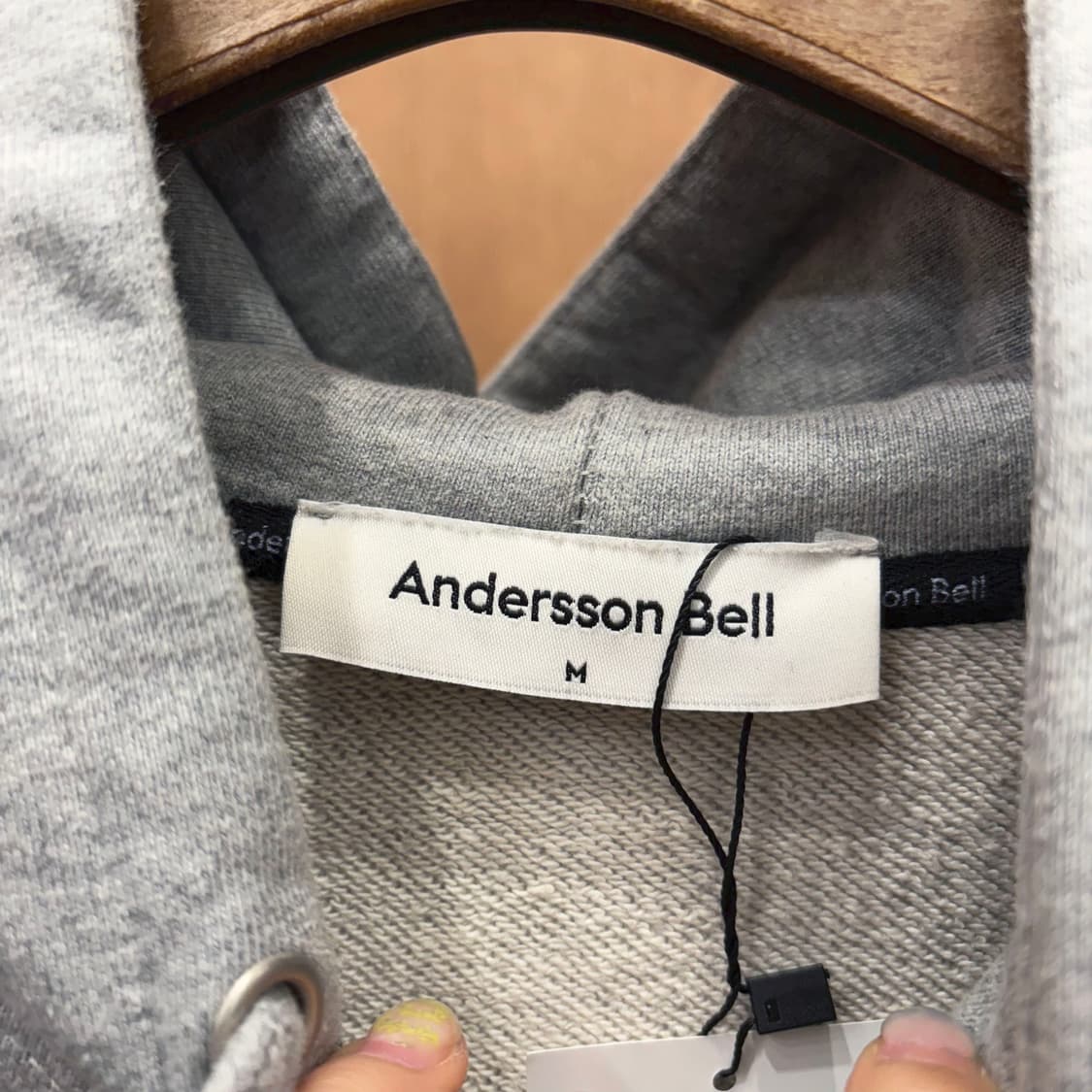 앤더슨벨 후드티 로고 그래픽 프린팅 드로우 스트링 디테일 레귤러핏 그레이 상품이미지6