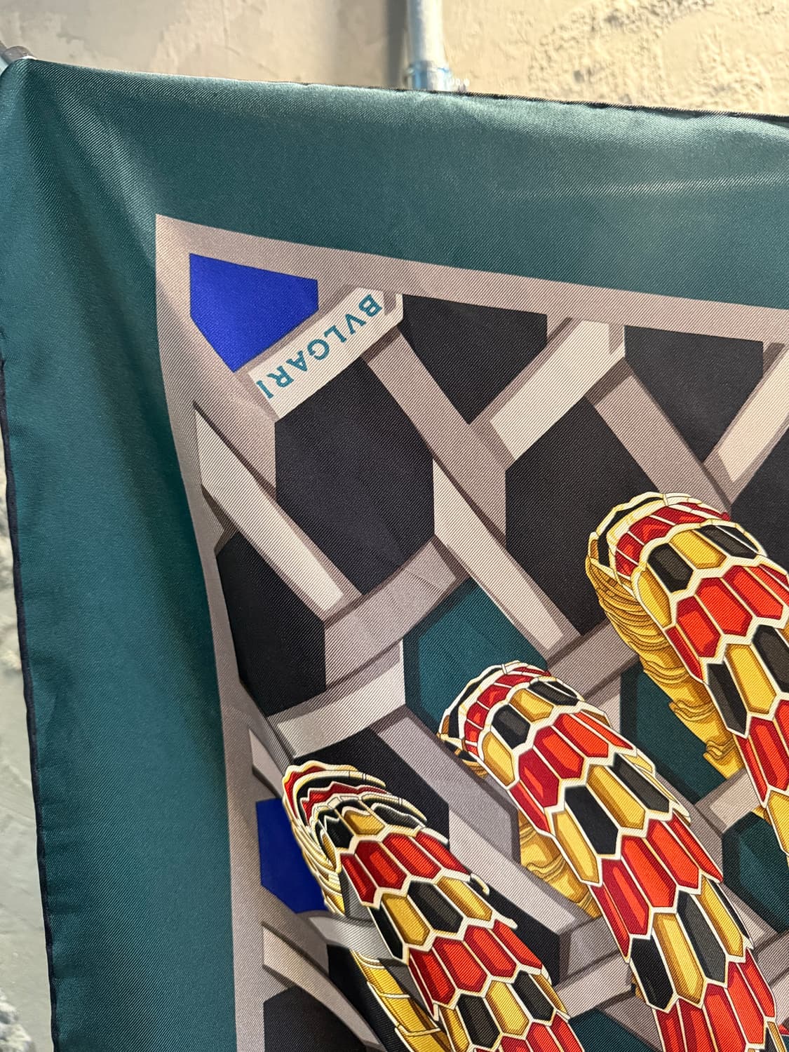 불가리 실크 스카프 세르펜티 스네이크 패턴 이탈리아 메이드 상품이미지2