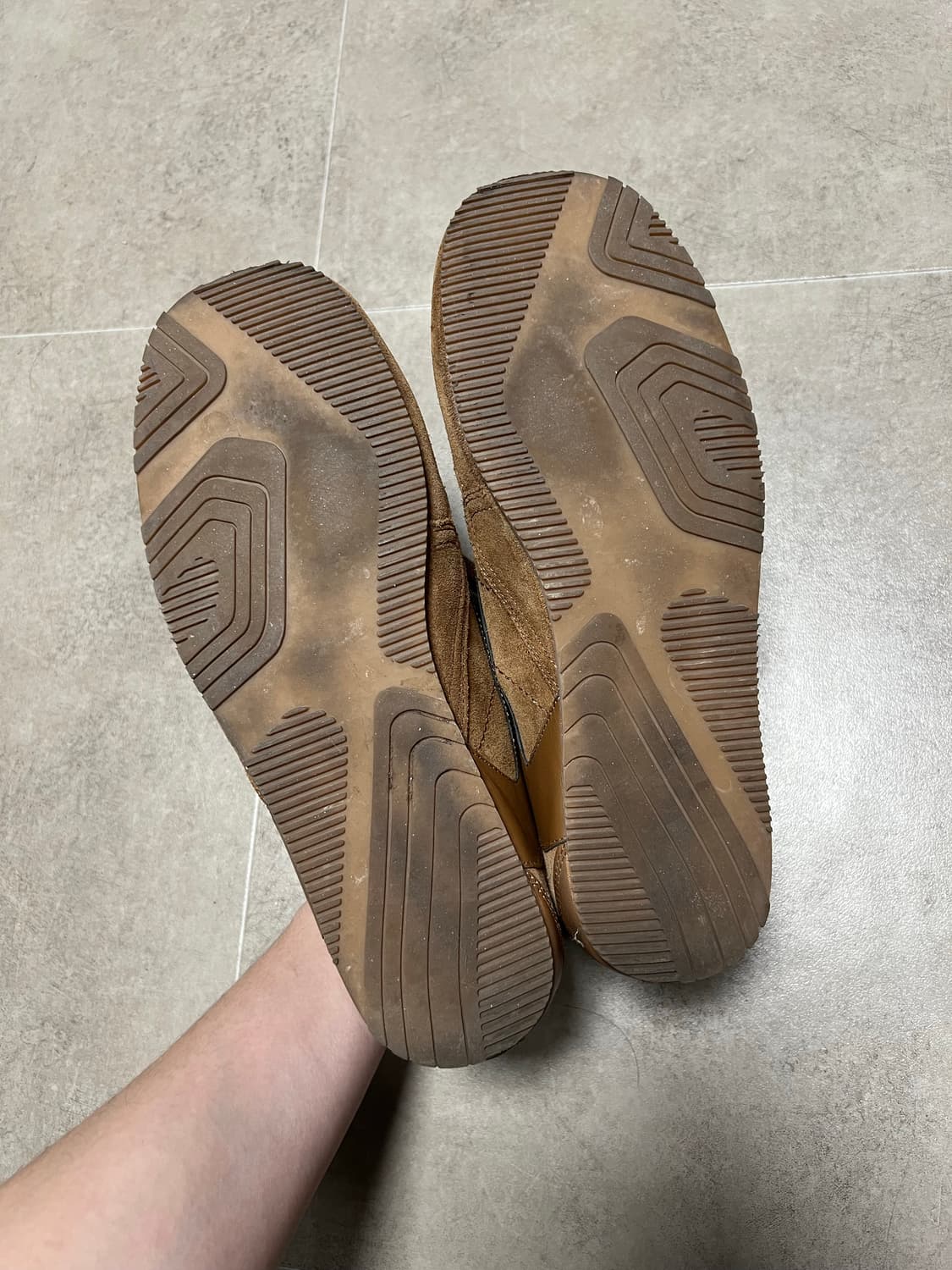 COS 미니멀 스웨이드 스니커즈 42사이즈 상품이미지3