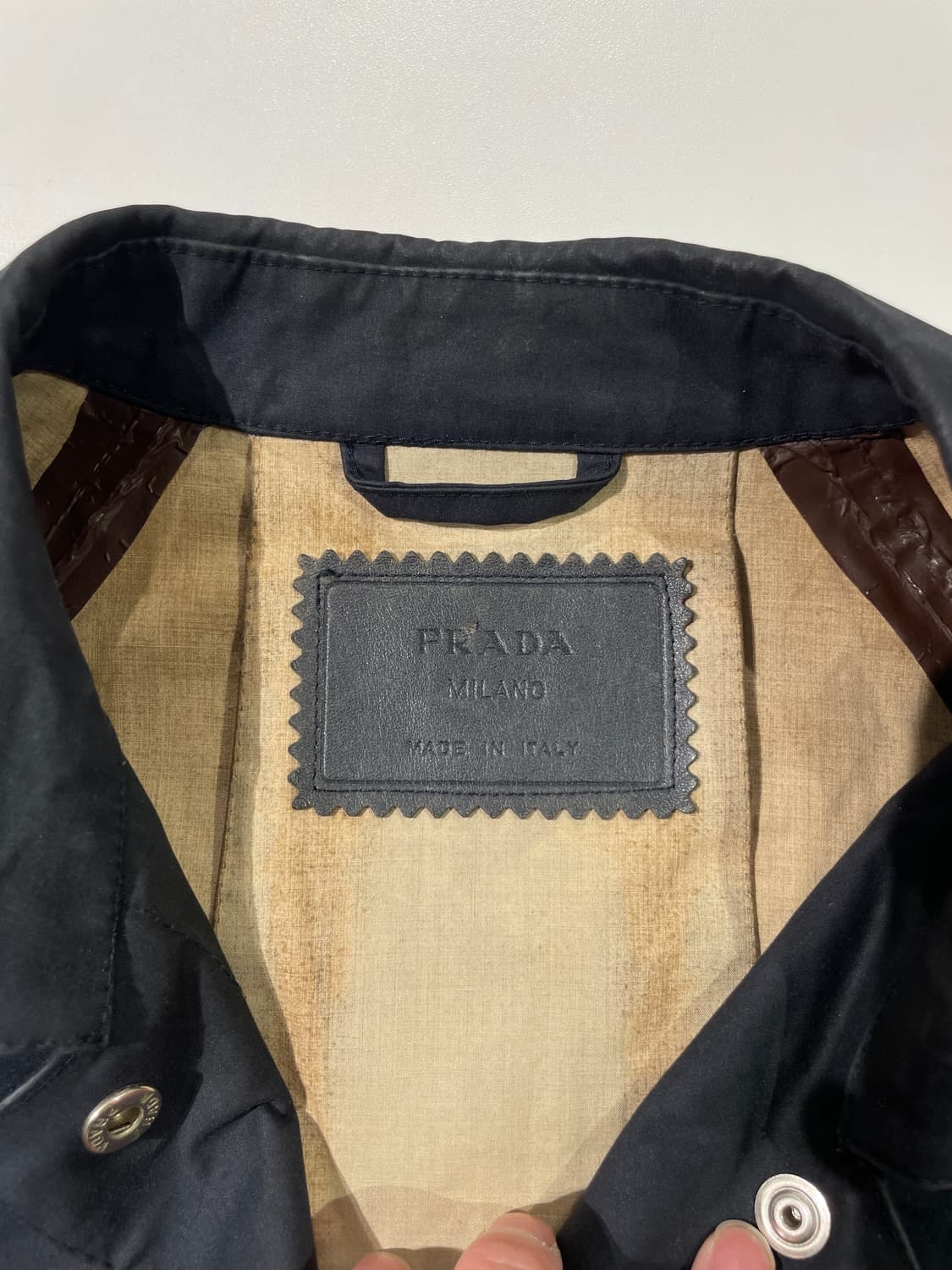 프라다 블랙 히든 스냅버튼 왁스 씬 코트 상품이미지7