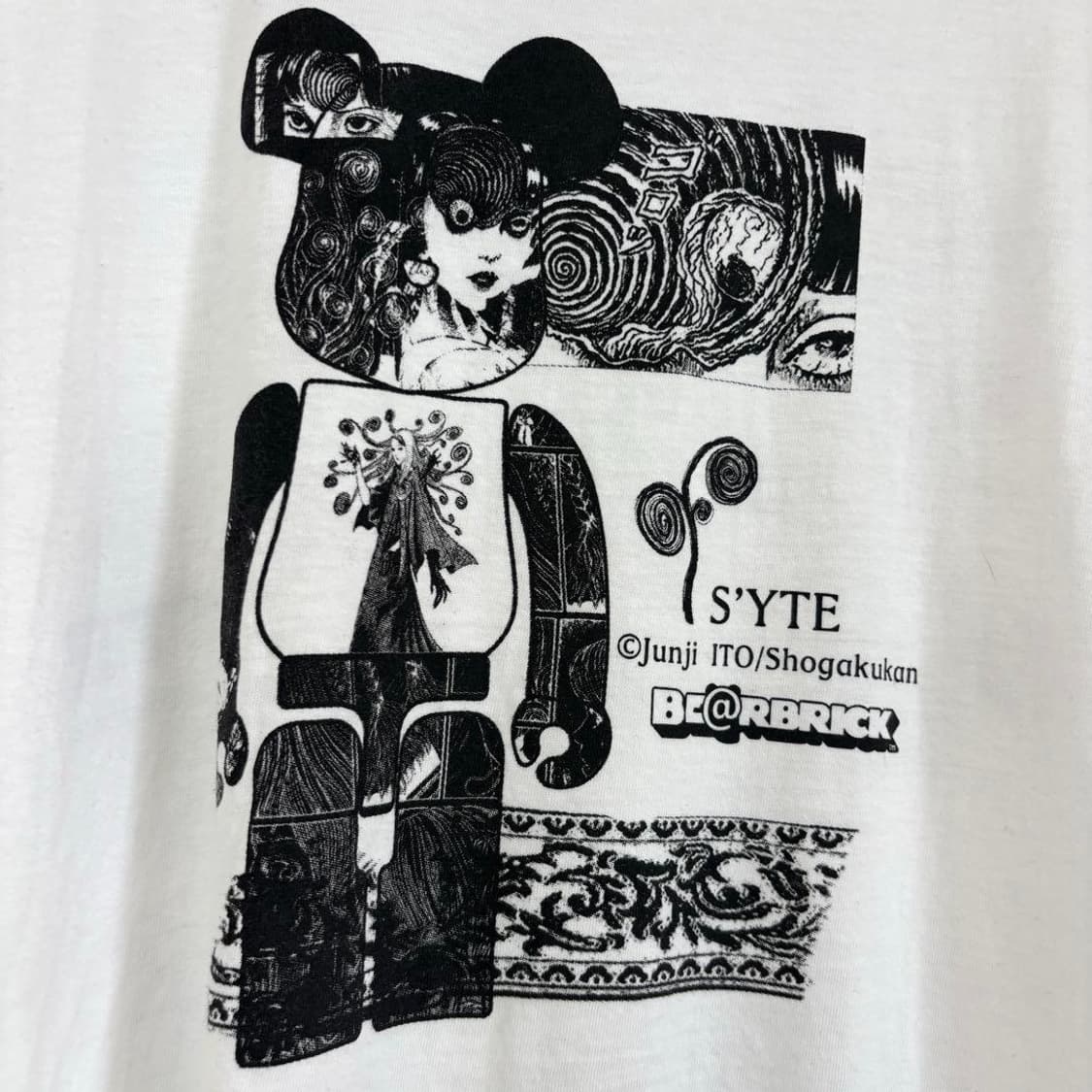 요지야마모토 S'YTE X 이토준지 X 베어브릭 우즈마키 키리에 티셔츠 상품이미지4