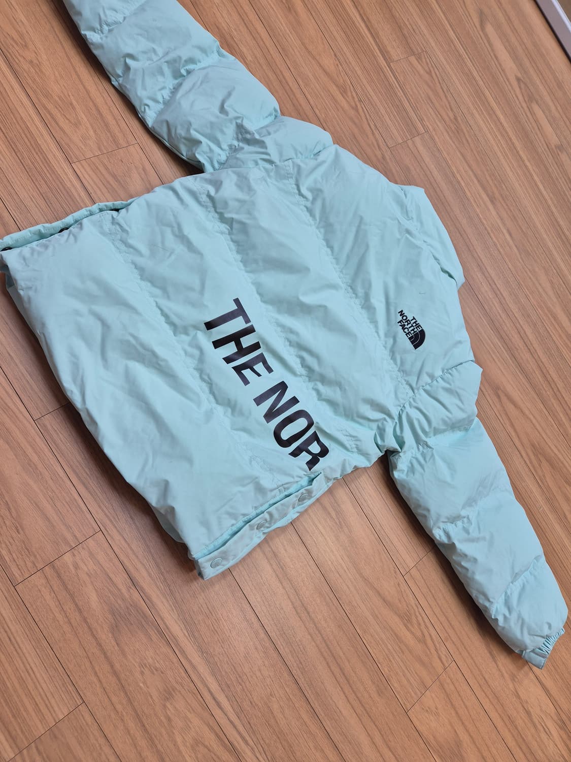 노스페이스 키즈 알칸 티볼 숏패딩 130사이즈입니다. 민트색상 숏패딩이라 상품이미지2