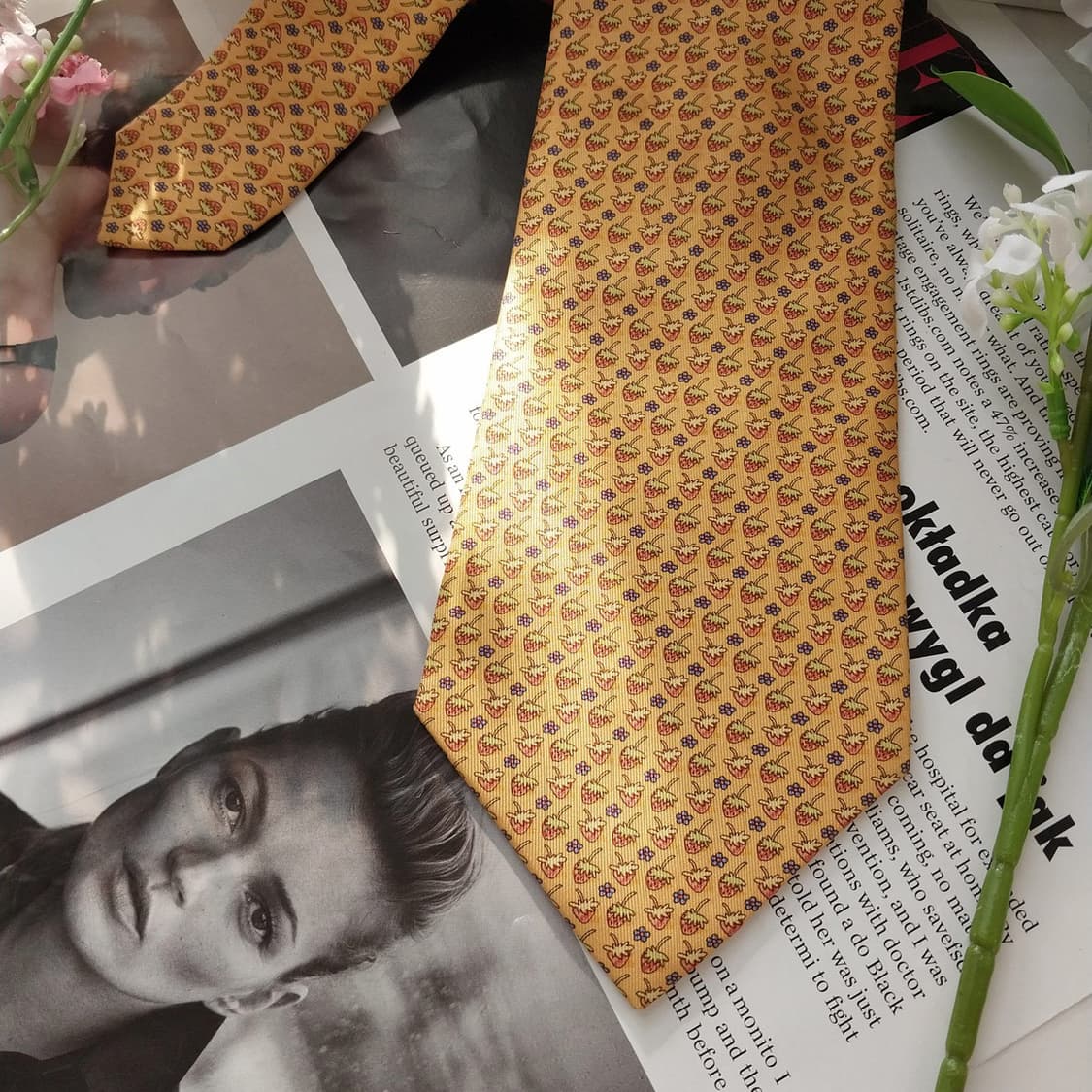 페라가모 실크 옐로우 딸기 패턴 넥타이 9.5cm A+등급 K1632
 상품이미지4