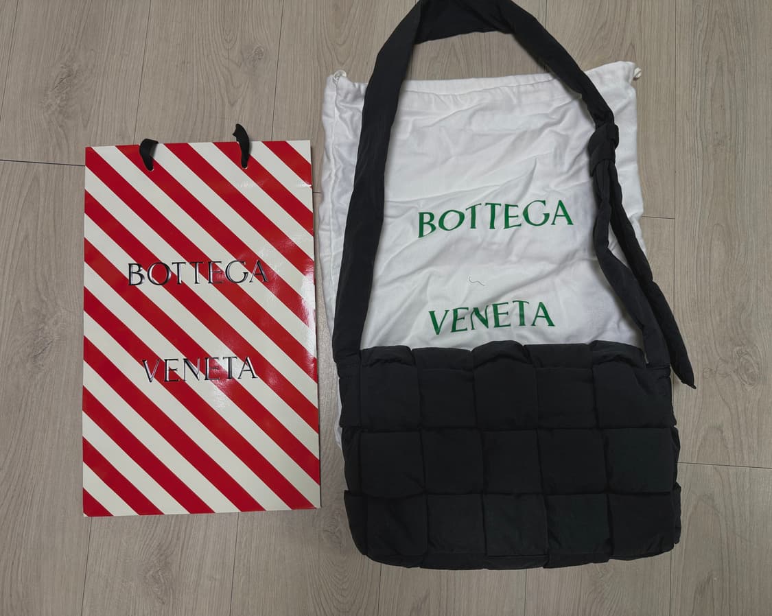 보테가베네타 테크 패딩 카세트백 맥시 상품이미지1
