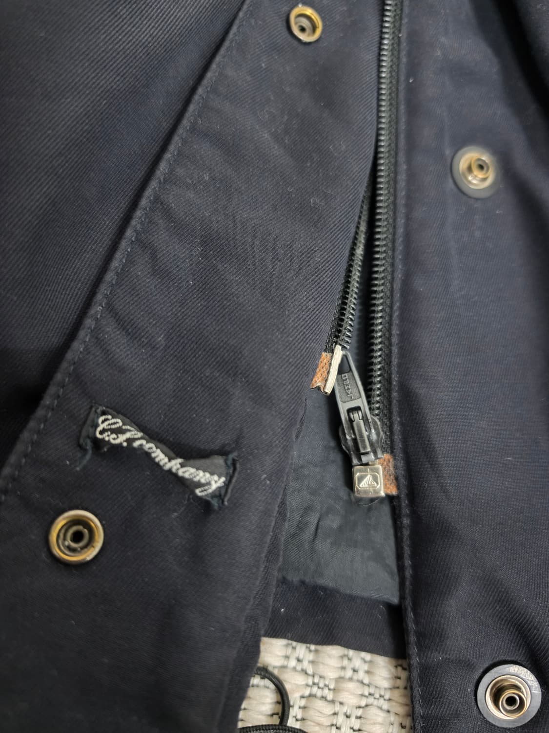 97AW 씨피컴퍼니 검정색 패딩 자켓 상품이미지6